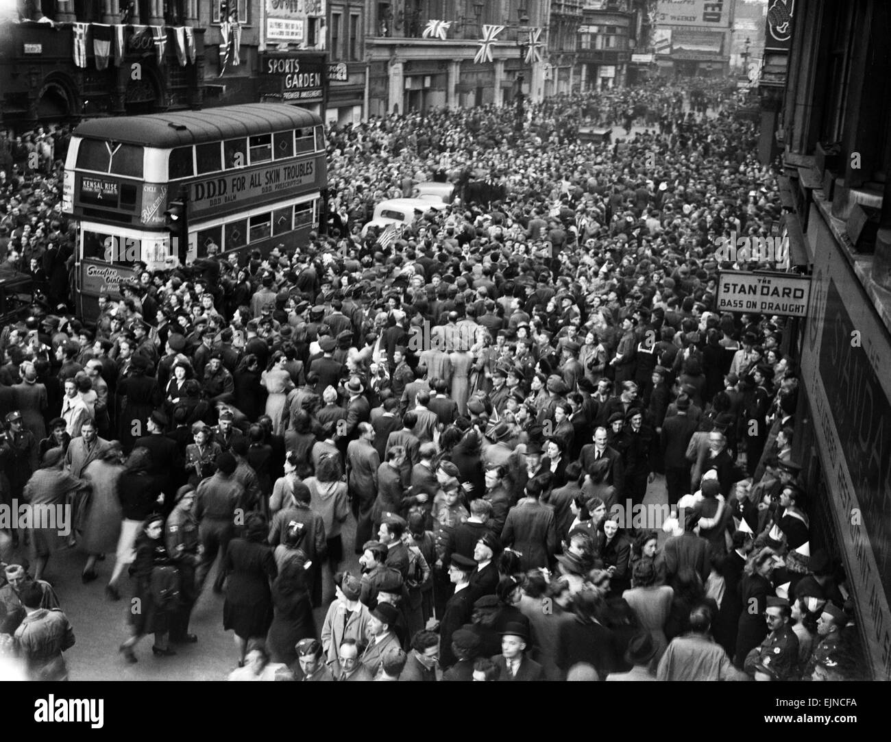 Célébrations du Jour de la victoire à Londres à la fin de la Seconde Guerre mondiale. Des foules immenses se sont réunis autour de Piccadilly Circus au cours des célébrations. 8e mai 1945. Banque D'Images