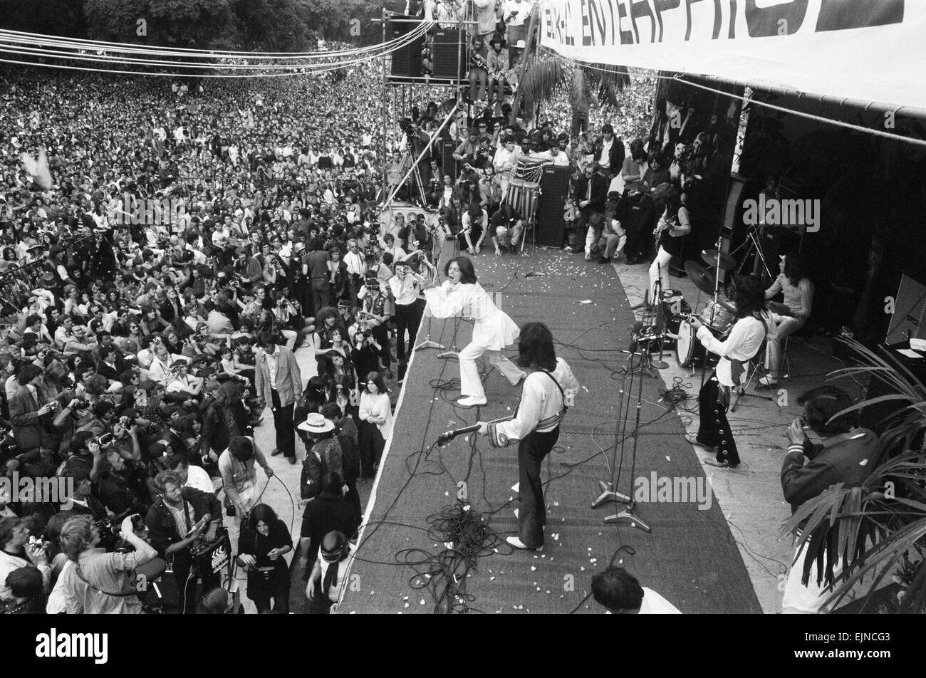 Mick Jagger chante sur scène à un concert des Rolling Stones à Hyde Park, Londres. 5 Juillet 1969 Banque D'Images