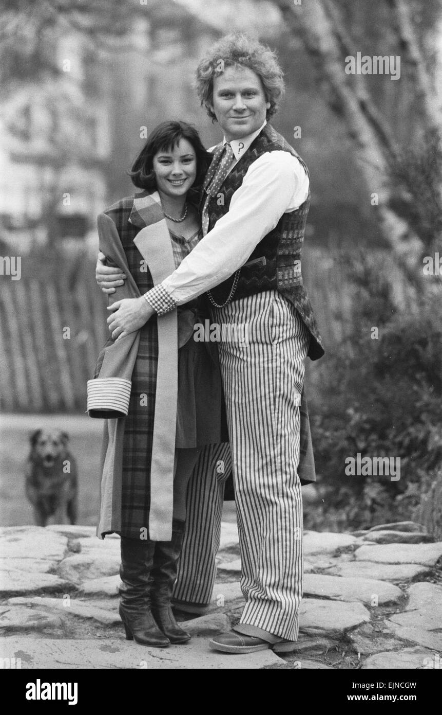 Acteur Colin Baker vu ici à une conférence de presse tenue à Hammersmith Park près de BBC Television Centre, s'il était revealled qu'il serait le sixième docteur qui s'approprie le rôle de Peter Davison à la série. Baker a été rejoint à la conférence par actrice Nicola Bryant qui joue 'Perpugilliam Brown péri' les médecins vingt cinquième adjoint. 15 Mars 1984 Banque D'Images