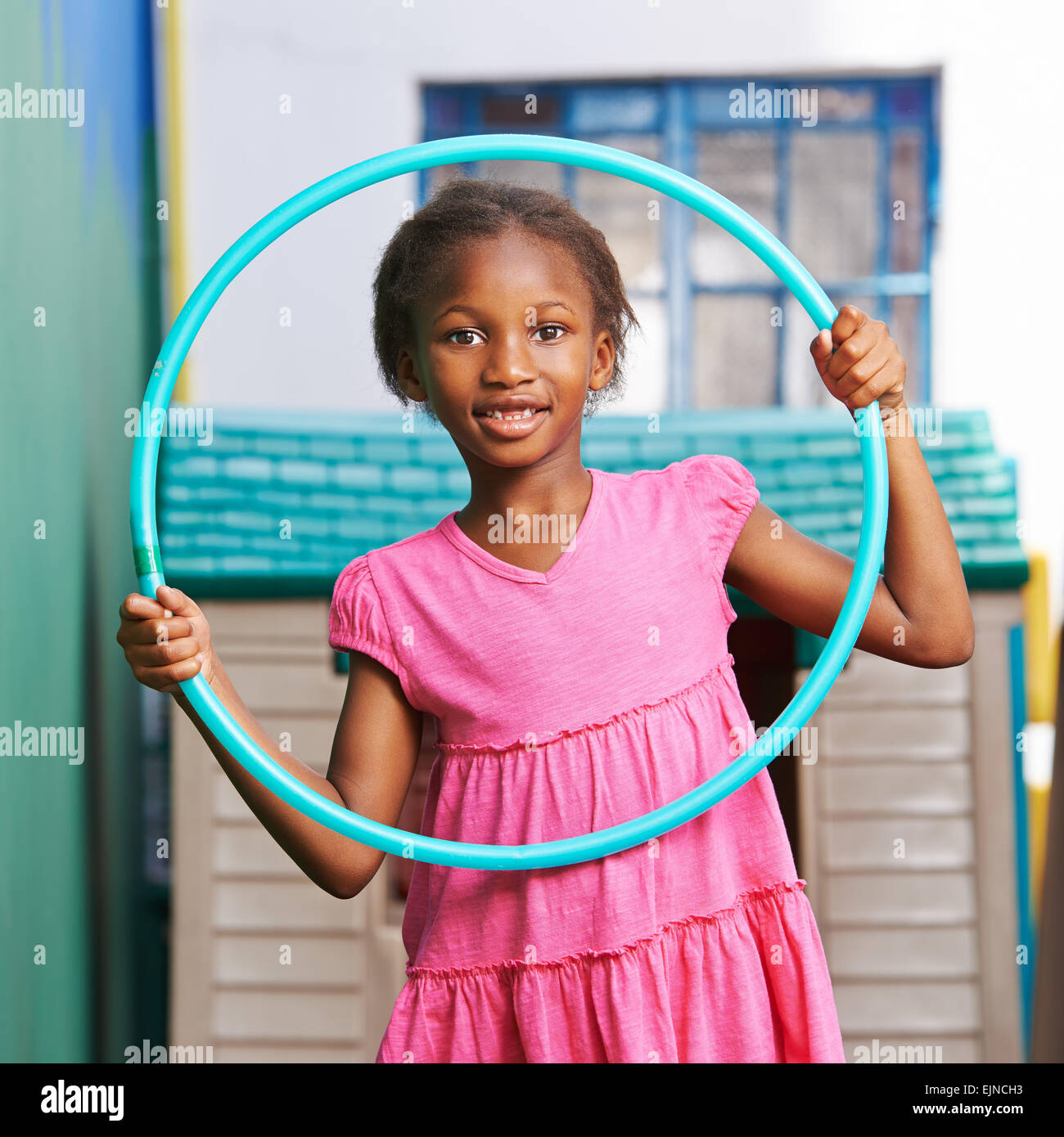 Happy african girl Playing with hula hoop en maternelle Banque D'Images