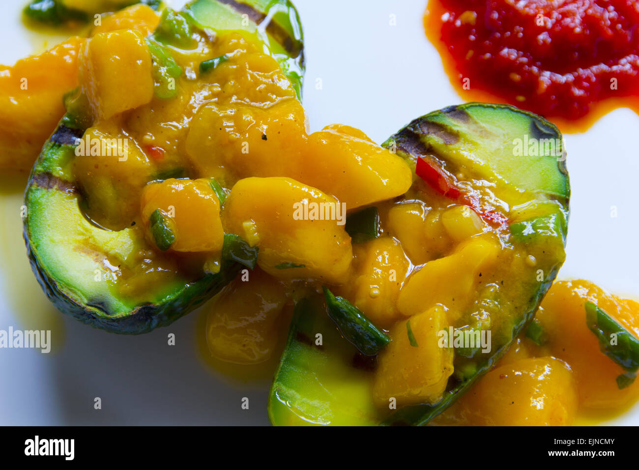 Avocat grillé avec salsa à la mangue Banque D'Images