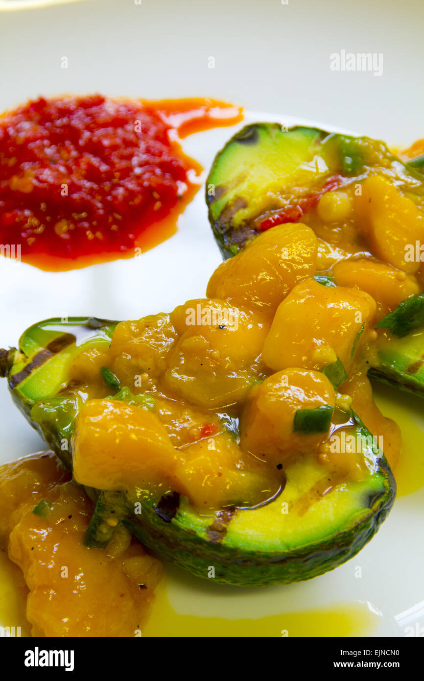 Avocat grillé avec salsa à la mangue Banque D'Images