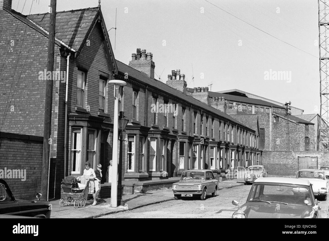 Maisons à être démoli dans Goodison Avenue à Walton, Liverpool pour faire place à un nouveau stand à Goodison Park, terrain du Everton Football club. Août 1965. Banque D'Images