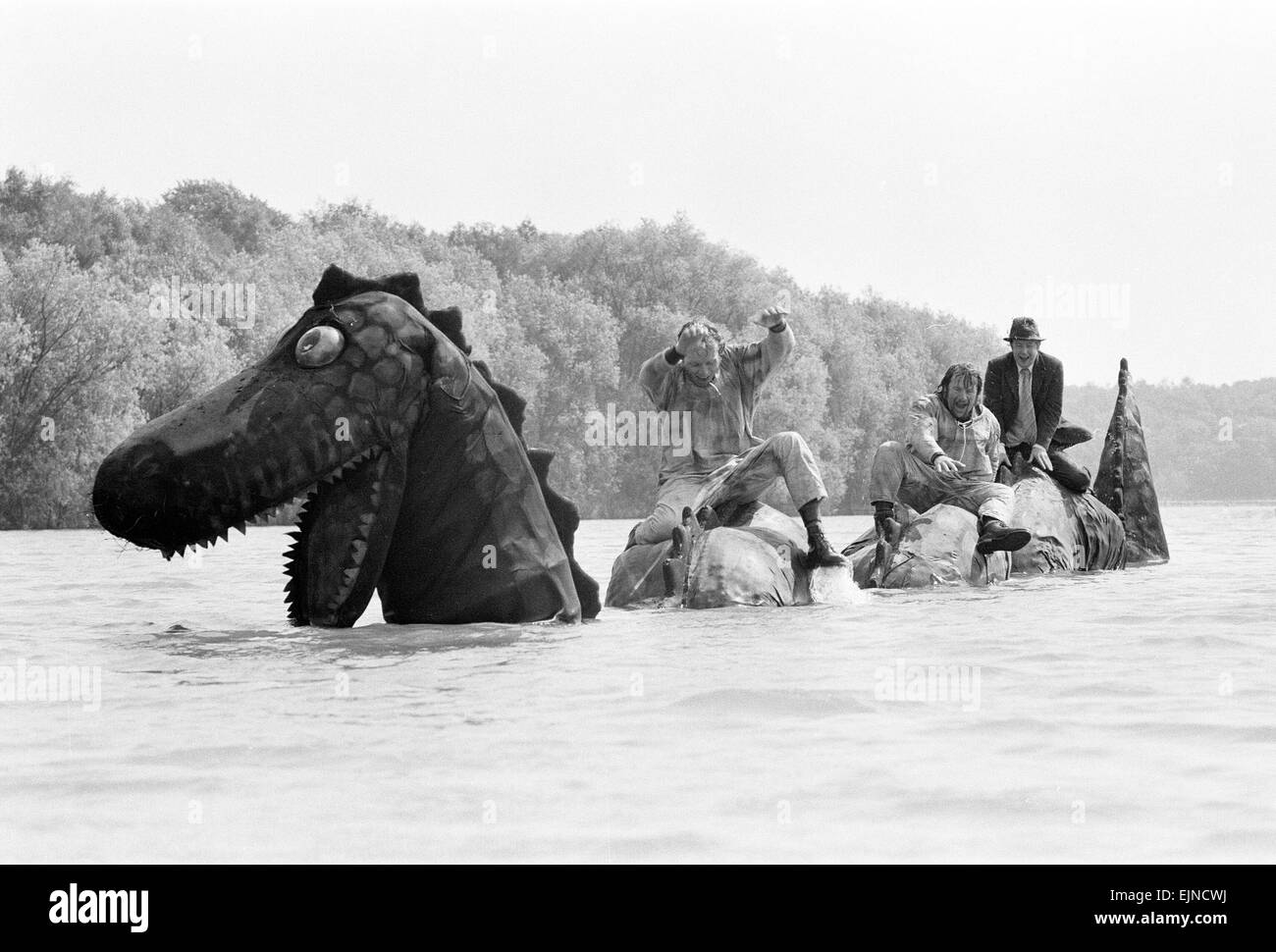 Les Goodies, tournage de la Loch Ness, sur le Lido à Ruislip, jeudi 3 juin 1971. Les Goodies sont Tim Brooke-Taylor Trio, Graeme Garden & Bill Oddie. Banque D'Images