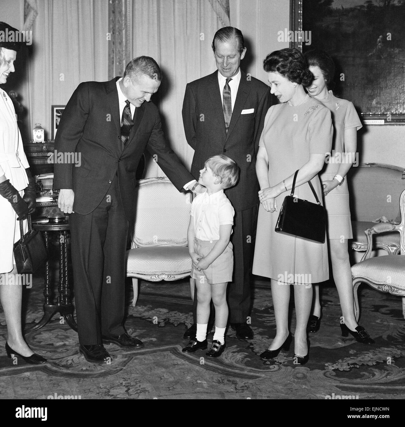 L'astronaute d'Apollo Frank Bowman et épouse Susan rencontrez Son Altesse Royale la Reine Elizabeth II, le Prince Philip, la princesse Anne et de l'île à Buckingham Palace, Londres, 4 février 1969. Banque D'Images