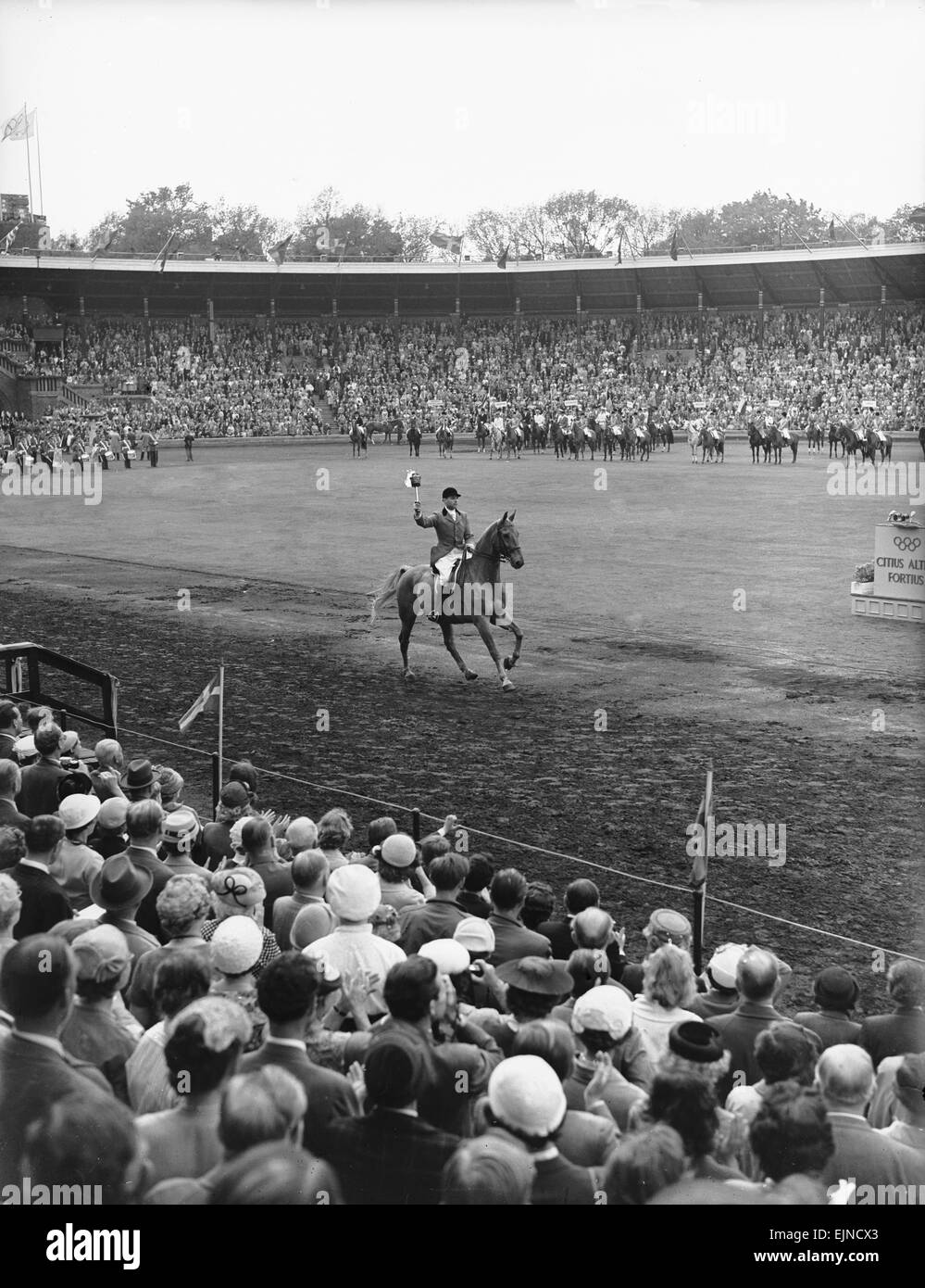 Hans Klas Wikne déchargeant le flambeau olympique lors de la cérémonie d'ouverture des Jeux Olympiques 1956 Equstrian à Stockholm. Pour la première fois, les compétitions ont eu lieu dans deux pays. Comme la loi de quarantaine équine était trop stricte pour permettre l'entrée de chevaux étrangers en Australie, la compétition a eu lieu à Stockholm. 10 Juin 1956 Banque D'Images