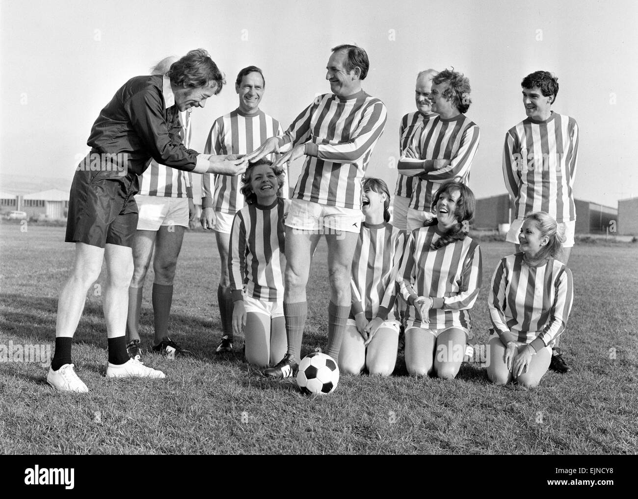 Cast de BBC comedy series, The Fall and Rise of Reginald Perrin, en photo sur l'emplacement qu'elles des scènes de film pour la prochaine série, il s'agit notamment d'un jeu de la "non-agressif' où il n'y a pas d'opposision, photographié le 26 octobre 1978. *** *** Local Caption Leonard Rossiter Pauline Yates John Barron Sue Nicholls Geoffrey Palmer Trevor Adams Bruce Bould Tim Preece Sally-Jane Spencer John Horsley Banque D'Images