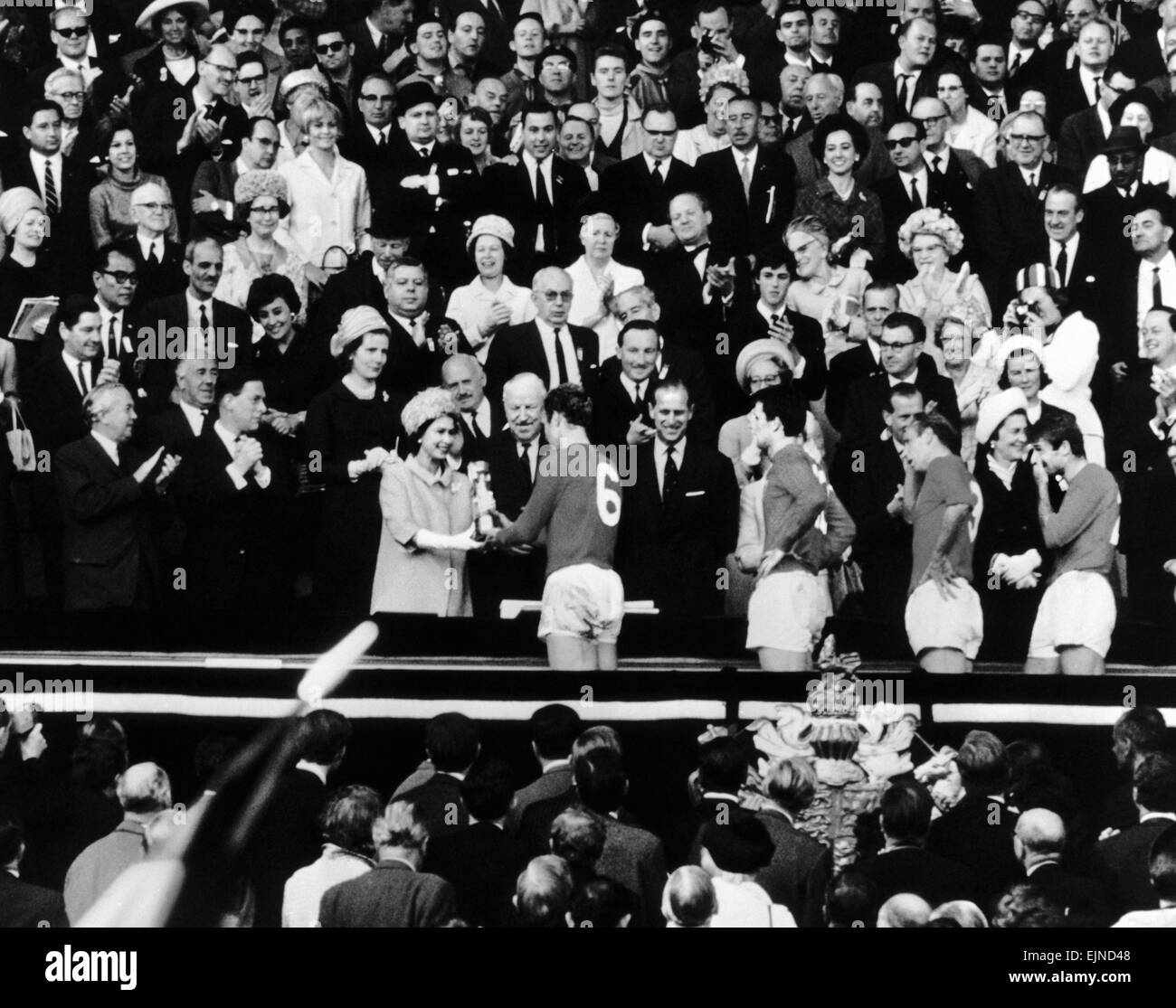 Finale de la Coupe du monde au stade de Wembley. L'Allemagne de l'ouest de l'Angleterre 4 v 2 après prolongation. Sa Majesté la Reine Elizabeth présente le trophée Jules Rimet en Angleterre le capitaine Bobby Moore après le match. 30 juillet 1966. Banque D'Images