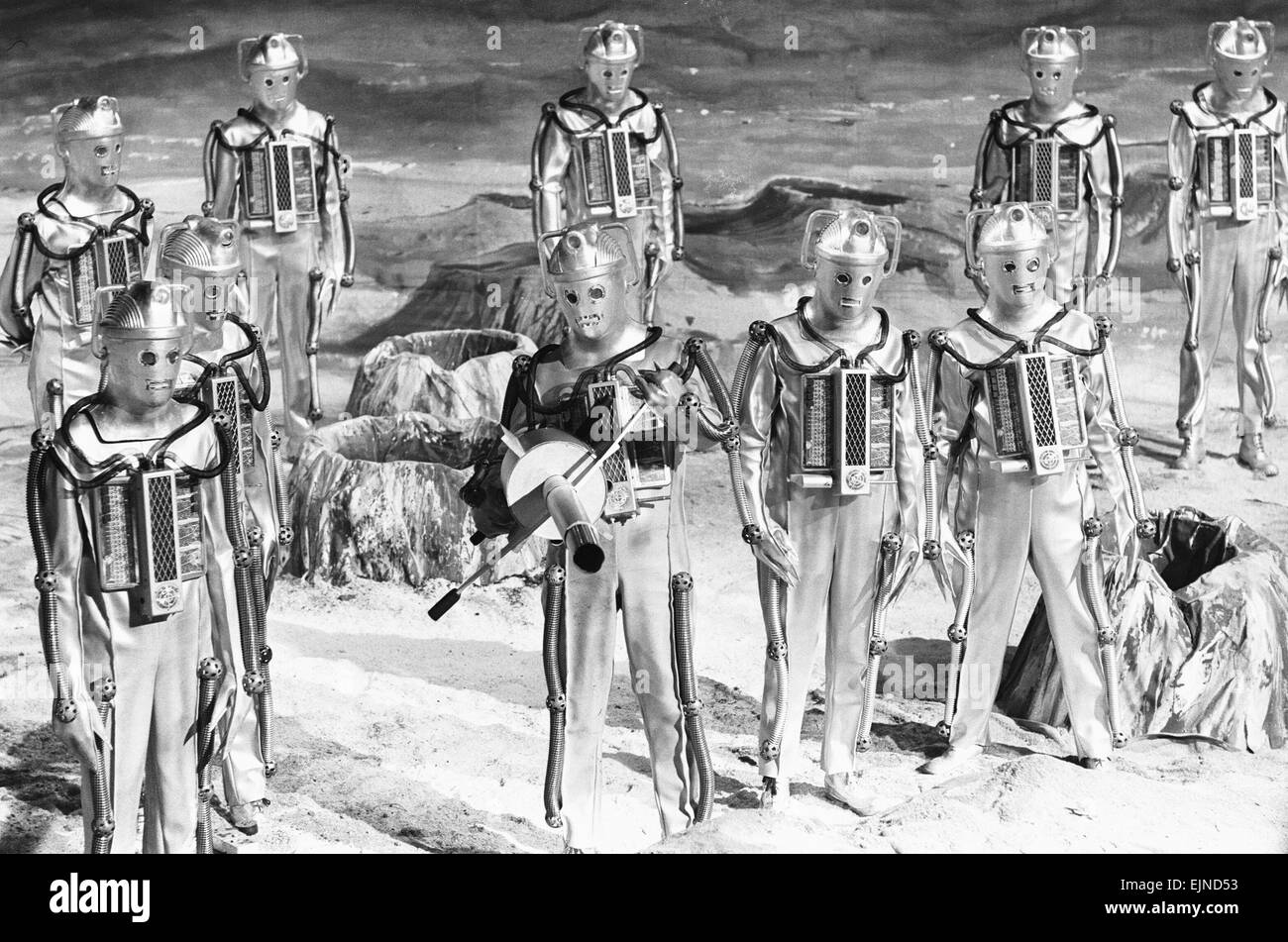 Tournage à la BBC Ealing Studios pour Dr qui oonbase « histoire' qui voit le retour des Cybermen. Notre photo montre : la construction d'un Cybermen arme sur la surface des lunes, 19 Janvier 1967 Banque D'Images