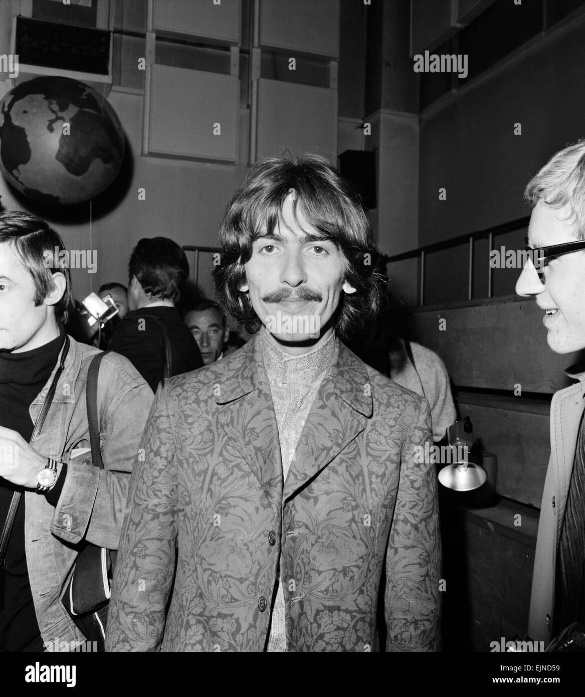 Appuyez sur appel pour notre monde, le premier live global television lien. Diffusée dans 26 pays et regardé par 400 millions de dollars, le programme a été diffusée par satellite le 25 juin 1967. La BBC a commandé les Beatles d'écrire une chanson pour l'est la contribution du Royaume-Uni. 'All You Need Is Love" une chanson écrite par John Lennon et créditée Lennon/McCartney a été créé par les Beatles lors de cet événement et sorti en single le mois suivant. Photographié à Abbey Road Studios 24 juin 1967. Banque D'Images