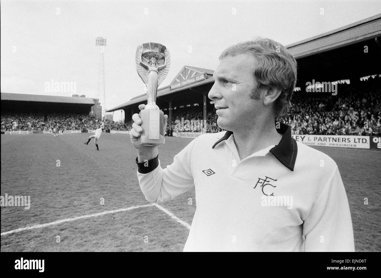Fulham 6 c. Leyton Orient 1 ancienne Angleterre capitaine Bobby Moore's dernier match. Bobby le trophée de la Coupe du monde pour les fans avant le match. 7 mai 1977 Banque D'Images