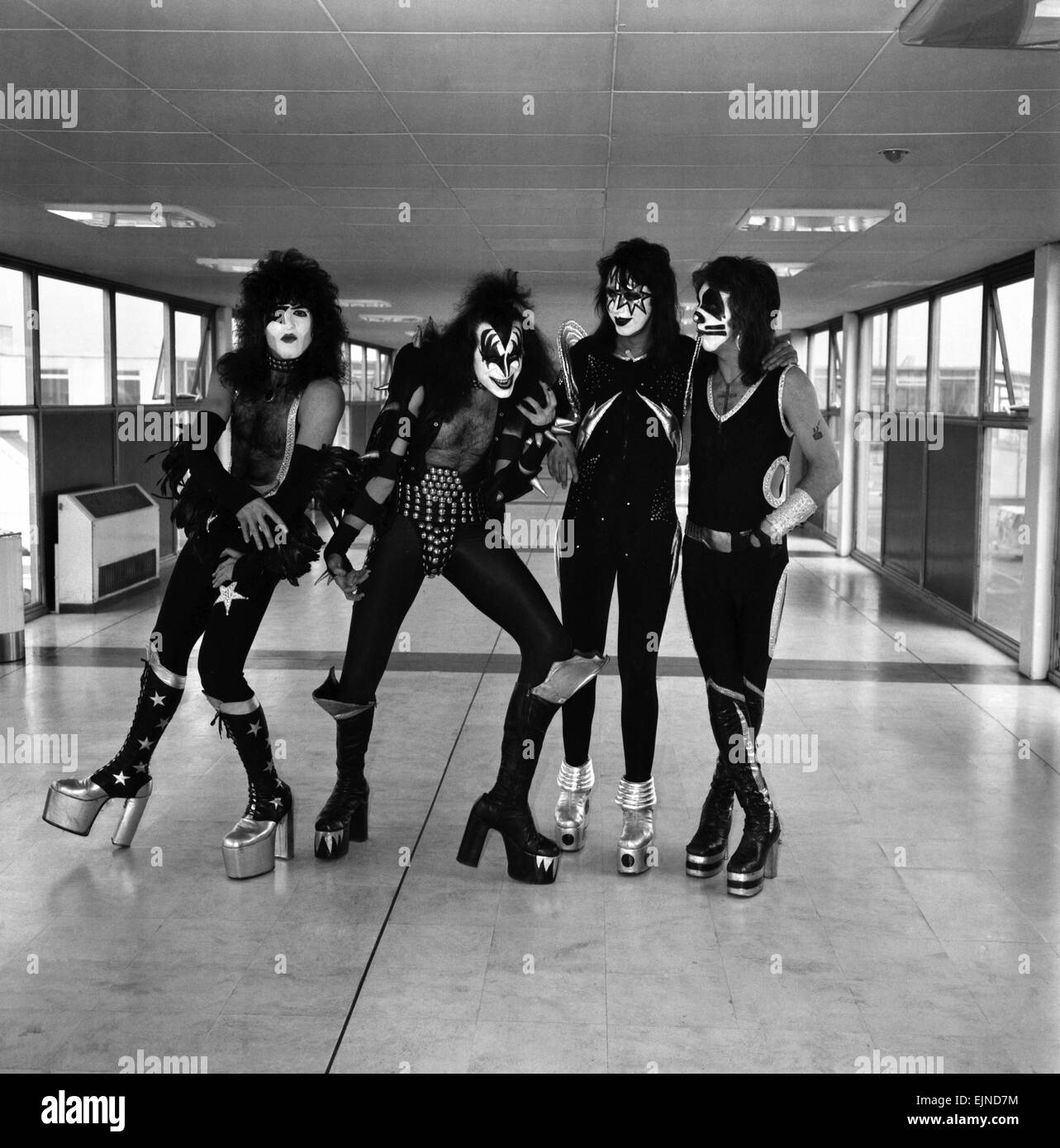 Kiss, le spectaculaire et colorée du groupe de rock américain, est arrivé en Grande-Bretagne aujourd'hui pour leurs débuts européens de spectacles. Le groupe va porter leurs crampons fortement costumes noir et argent avec des bottes sculptées ; ils apparaissent en noir, blanc et argent - tout comme les forces du mal incarné. Sur la photo à l'arrivée à l'aéroport de Heathrow sont membres du groupe de gauche à droite : l-r Paul Stanley, Gene Simmons, Ace Frehley et Peter Criss. 10 mai 1976. Banque D'Images