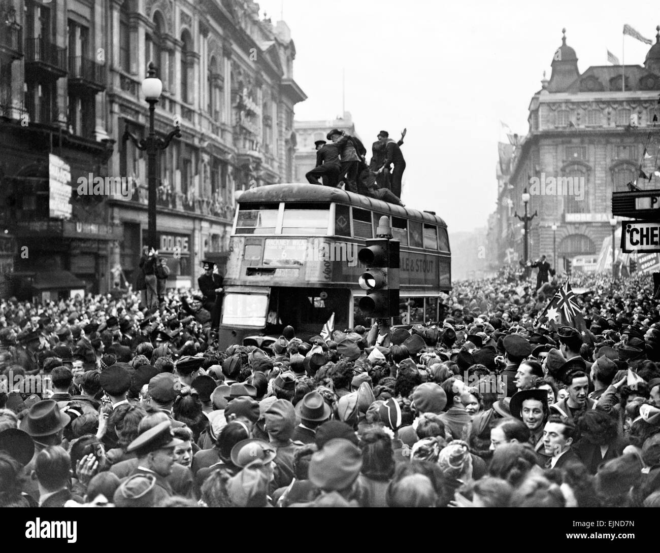 Célébrations du Jour de la victoire à Londres à la fin de la Seconde Guerre mondiale. Des foules immenses se sont réunis autour de Piccadilly Circus au cours des célébrations. 8e mai 1945. Banque D'Images