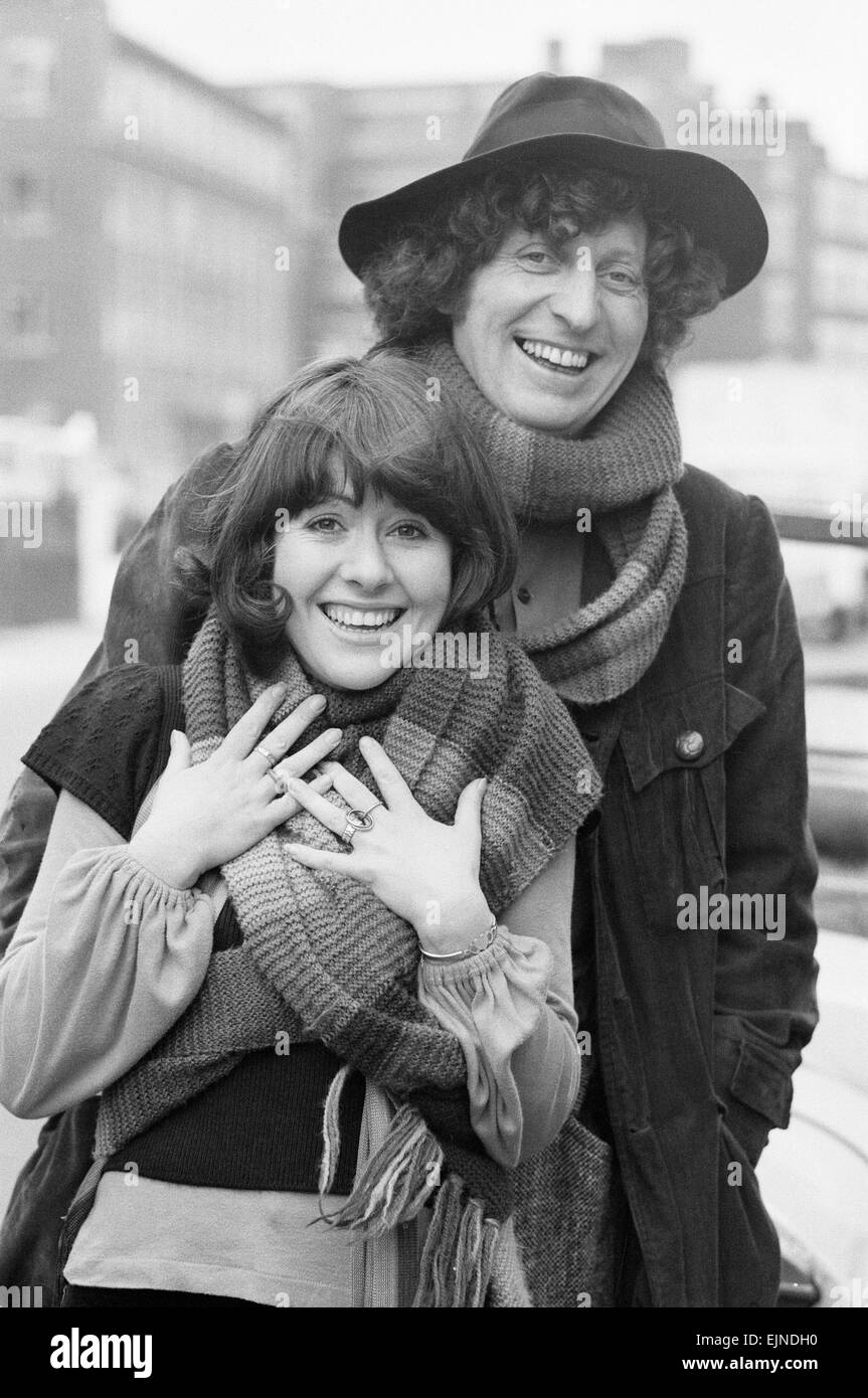 Doctor Who, acteur Tom Baker - le 4ème médecin - en photo l'extérieur Acton  rehersal chambres avec assistant de Sarah Jane Smith joué par l'actrice  Elisabeth Sladen. 9 décembre 1974 Photo Stock - Alamy