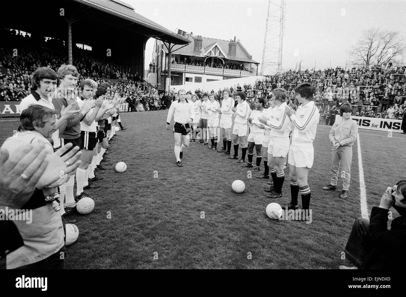 Fulham 6 c. Leyton Orient 1. L'ancien capitaine de l'Angleterre de Bobby Moore dernier match. Bobby le trophée de la Coupe du monde pour les fans avant le match. 7 mai 1977 Banque D'Images
