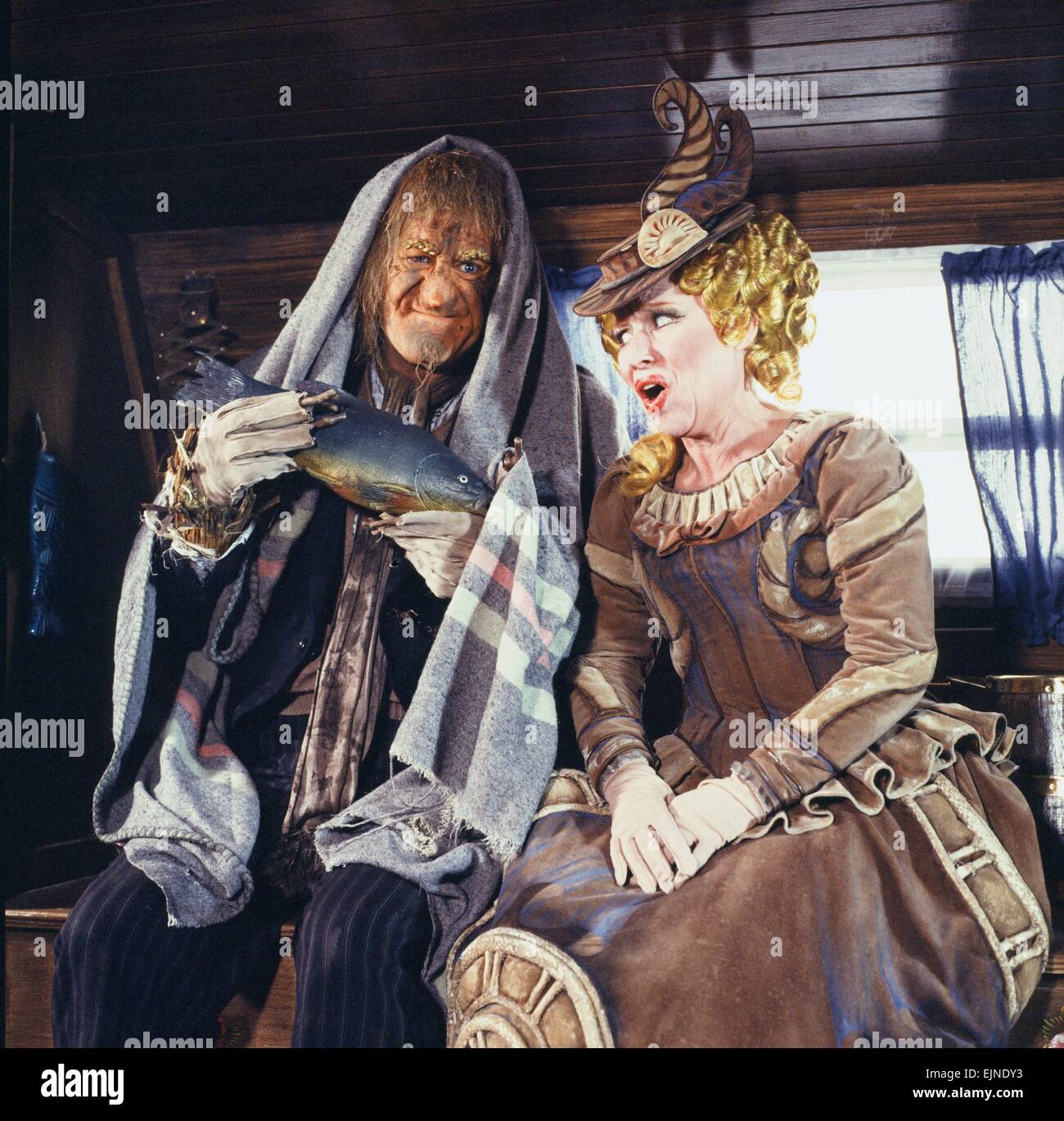 Jon Pertwee comme épouvantail Worzel Gummidge vu ici le tournage d'une scène de la série pour enfants de la télévision Sud 'Worzel Gummidge" avec l'actrice Barbara Windsor grivois comme Nancy, une figure de proue du navire. 21 octobre 1980 *** *** légende locale numérisée à partir d'enormes tenue à l'Telegraphwatscan - Coventry - 13/08/2010 Banque D'Images