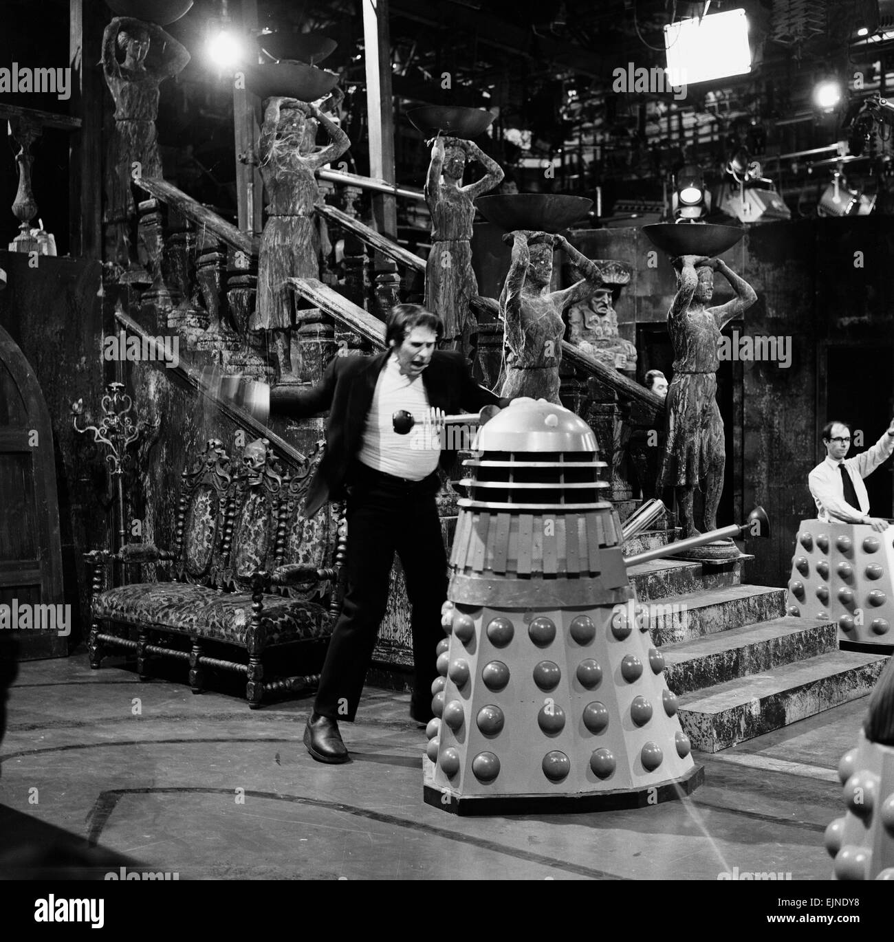 L'acteur William Hartnell - le premier médecin - en photo pendant les répétitions au centre de télévision du 21 mai 1965. Dr qui Story - The Chase, avec les Daleks, Frankenstein joué par John Maxim & Le Comte Dracula joué par Malcolm Rogers. *** *** Local Caption Dr qui - - 13/08/2010 Banque D'Images