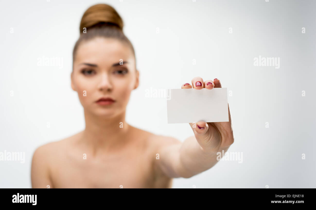 Belle femme tenant une carte vierge Banque D'Images