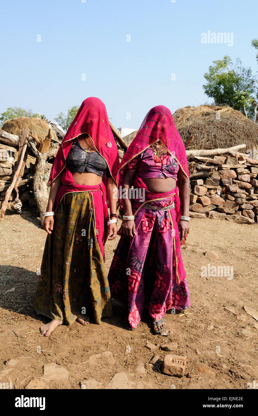 Deux femmes Rajasthani traditionnelle portant des vêtements de filles kalpi Village tribal Rajasthan Inde Banque D'Images