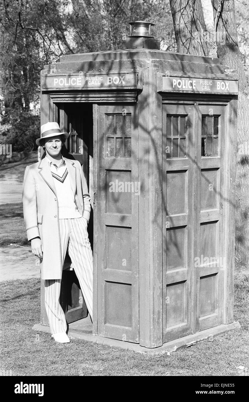 L'acteur Peter Davison vu ici au cours de sa première conférence de presse comme la 5e médecin qui en 75015 à l'arrière de la BBC Television Centre dans l'ouest de Londres. Le nouveau médecin est d'avoir une image totalement différente de ses prédécesseurs. Le nouveau médecin qui est un fan de cricket et sera habillé en conséquence. Ses connaissances et son amour de cricket peut parfois aider des coins serrés. 15 avril 1981 Banque D'Images