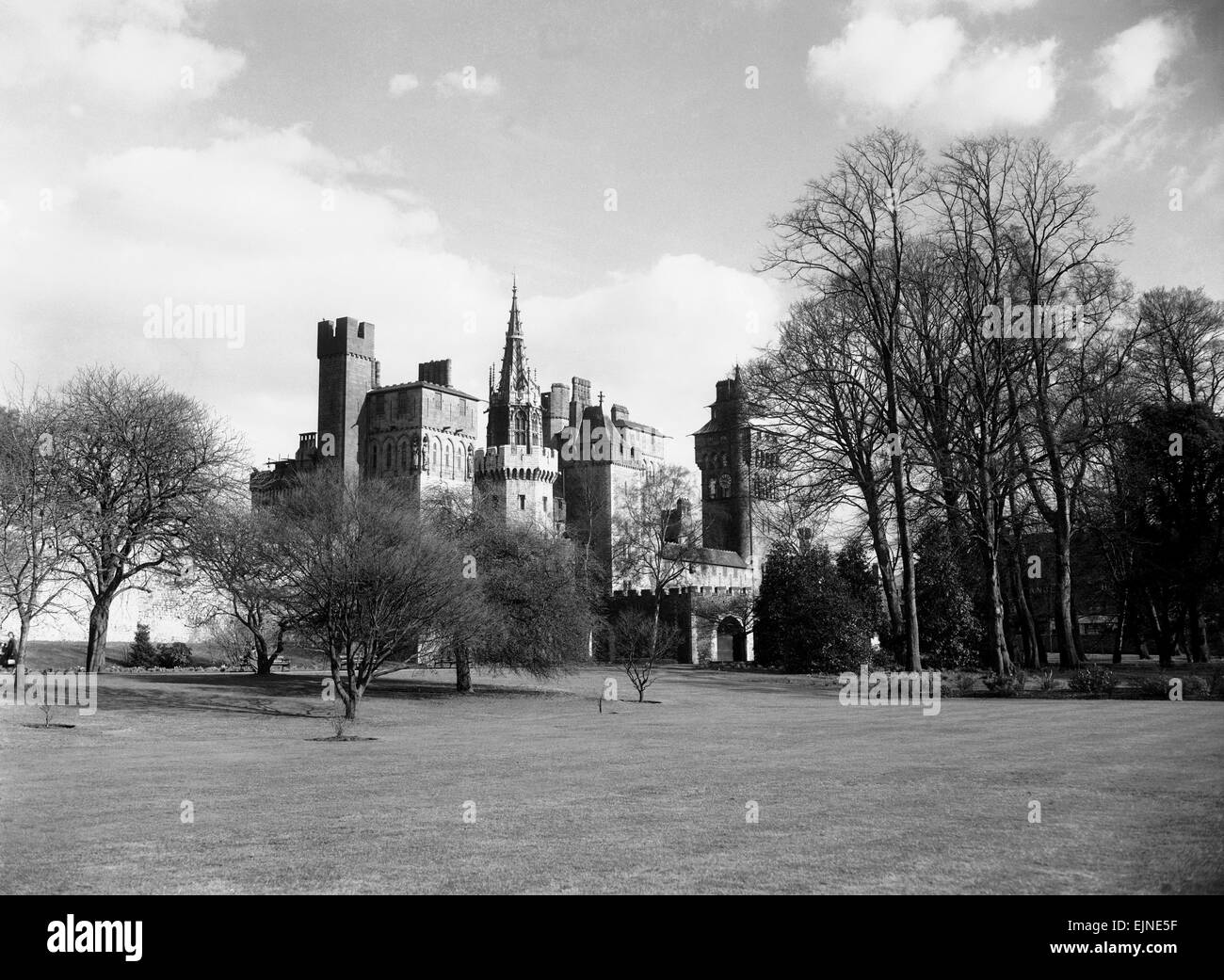 Une vue sur le château de Cardiff, Pays de Galles, vers 1940 Banque D'Images