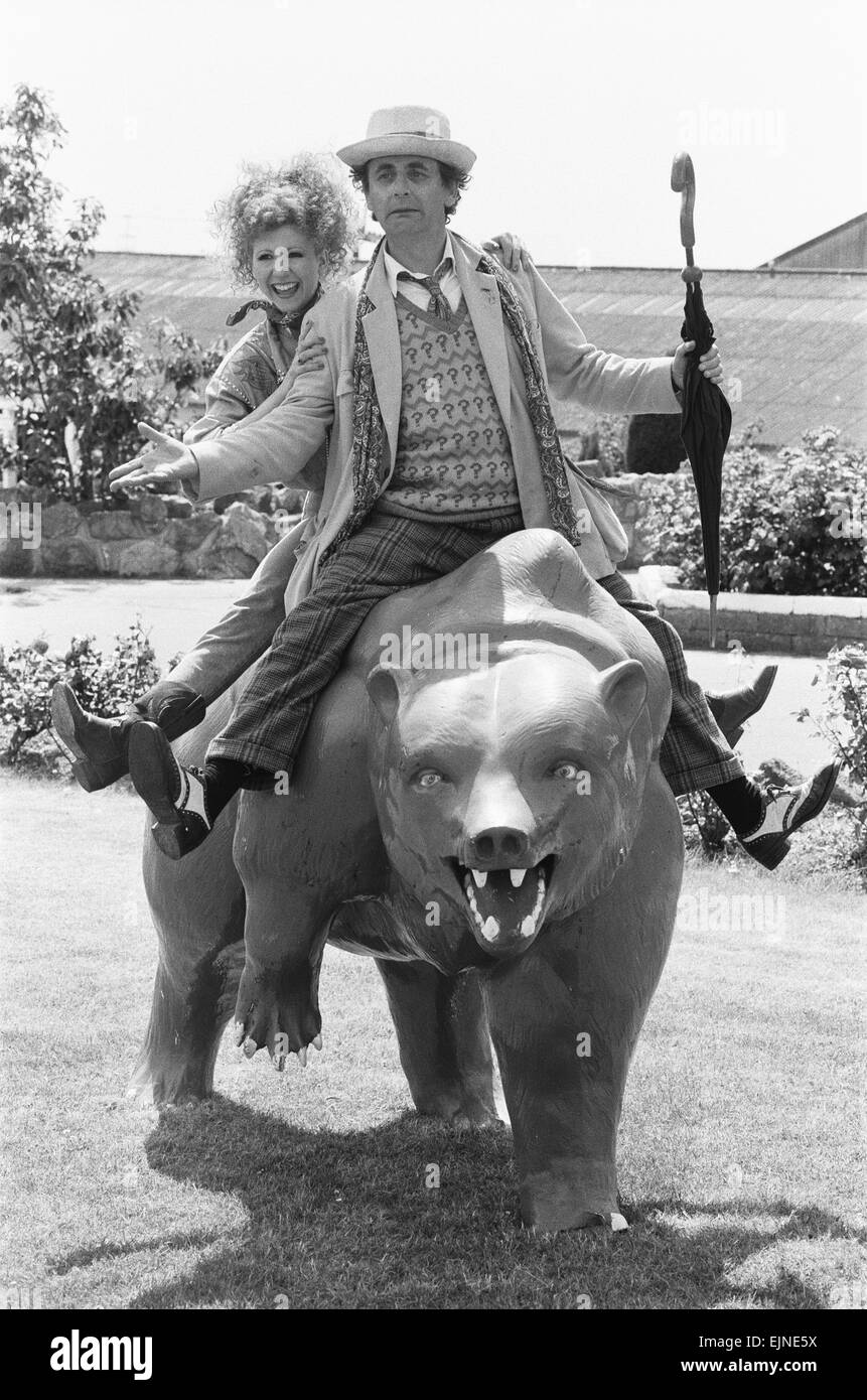 Sylvester McCoy comme médecin qui et Bonnie Langford comme Melanie vu ici de filmer à la majestueuse maison de camp sur l'île de Barry, South Glamorgan, Pays de Galles pour la série de télévision Dr qui 'Delta et les Bannermen" 29 juin 1987 Banque D'Images