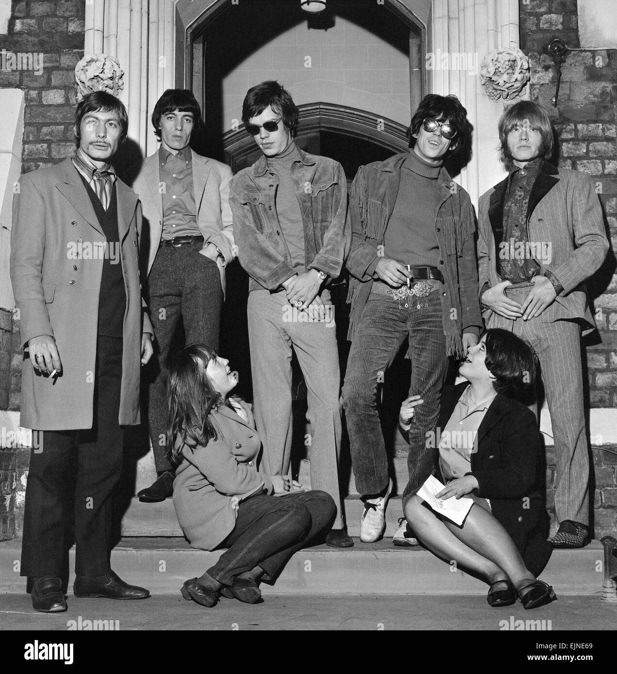 Les Rolling Stones se tenant devant leur hôtel de Manchester. De gauche à droite : Bill Wyman, Charlie Watts, Mick Jagger, Keith Richards et Brian Jones avec sœurs Kathryn et Judy Brennan. 28 septembre 1966. Banque D'Images