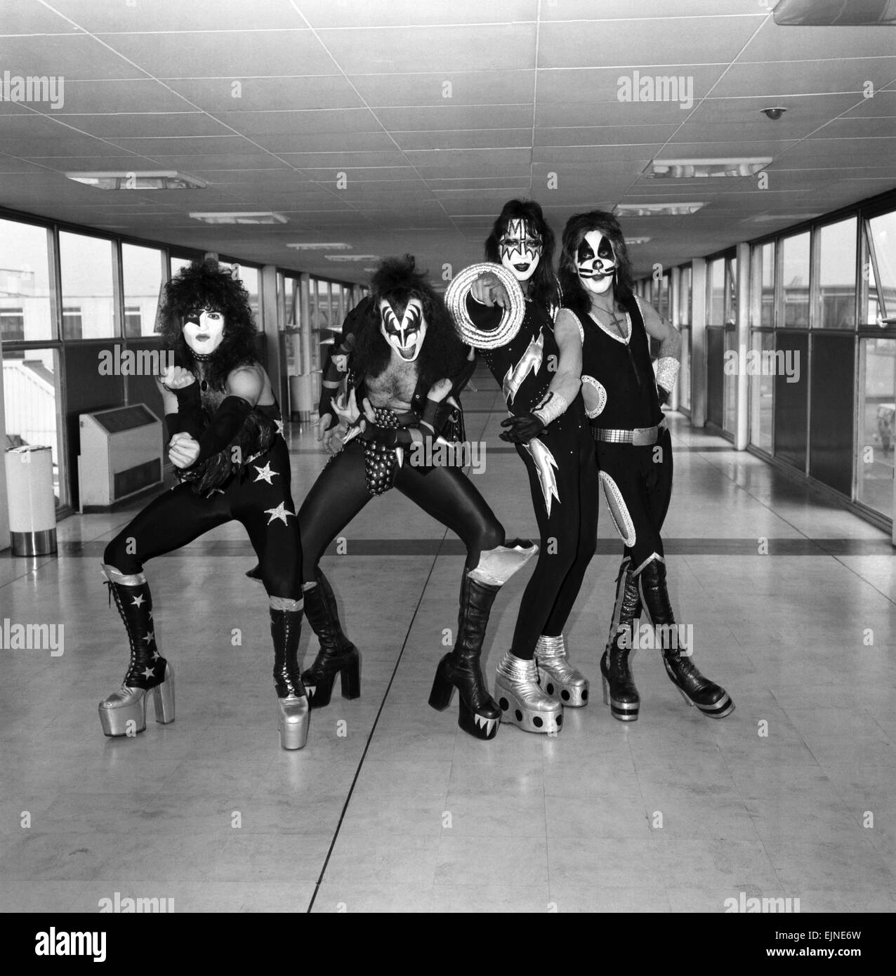 Kiss, le spectaculaire et colorée du groupe de rock américain, est arrivé en Grande-Bretagne aujourd'hui pour leurs débuts européens de spectacles. Le groupe va porter leurs crampons fortement costumes noir et argent avec des bottes sculptées ; ils apparaissent en noir, blanc et argent - tout comme les forces du mal incarné. Sur la photo à l'arrivée à l'aéroport de Heathrow sont membres du groupe de gauche à droite : l-r Paul Stanley, Gene Simmons, Ace Frehley et Peter Criss. 10 mai 1976. Banque D'Images
