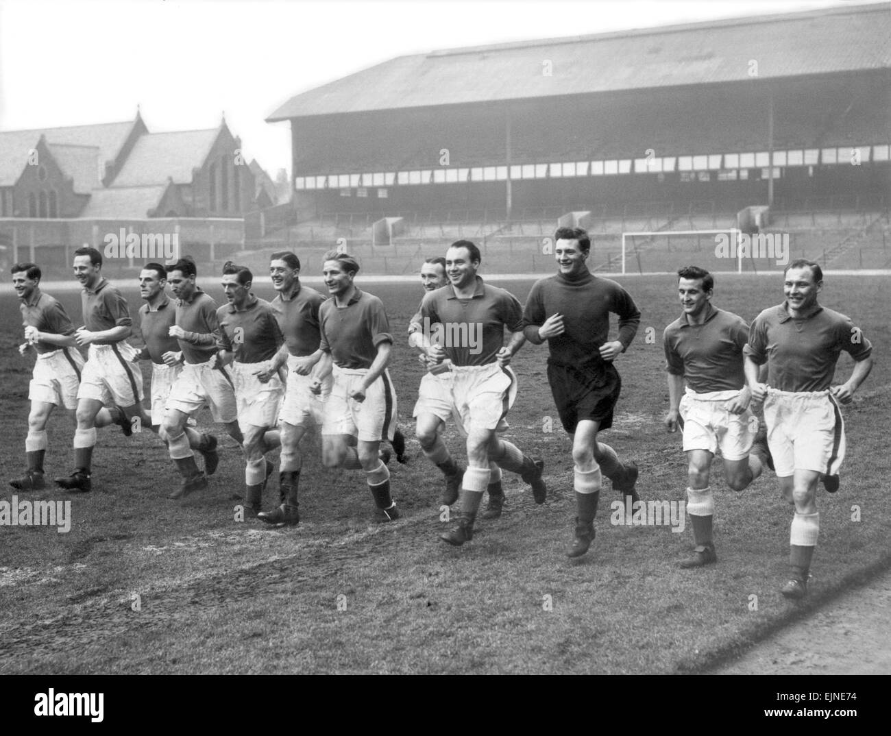 Les joueurs d'Everton à Goodison Park formation en préparation d'un match de la FA Cup contre Liverpool. L-R : Eric Moore, Tommy Jones, Cyril Lello, Wally Fielding, Eddie Wainright, John Parker, Dave Hickson, Tommy Eglington, Peter Farrell, Jimmy O'Neill, George Rankin et Harry Potts. 25 janvier 1955. Banque D'Images