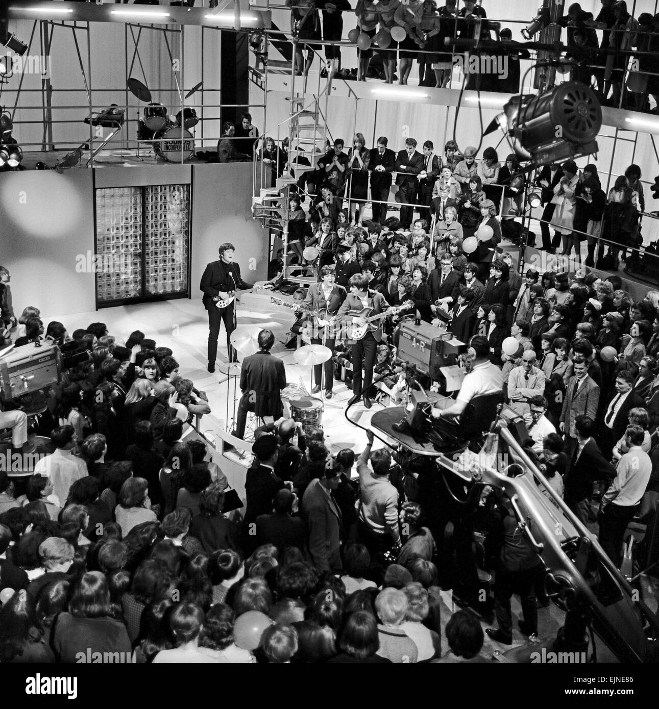 Les Beatles figurant sur l'émission de télévision 'autour des Beatles le 6 mai 1964. L'exécution de gauche à droite sur scène : John Lennon, Ringo Starr (vue arrière), Paul McCartney et George Harrison. Banque D'Images