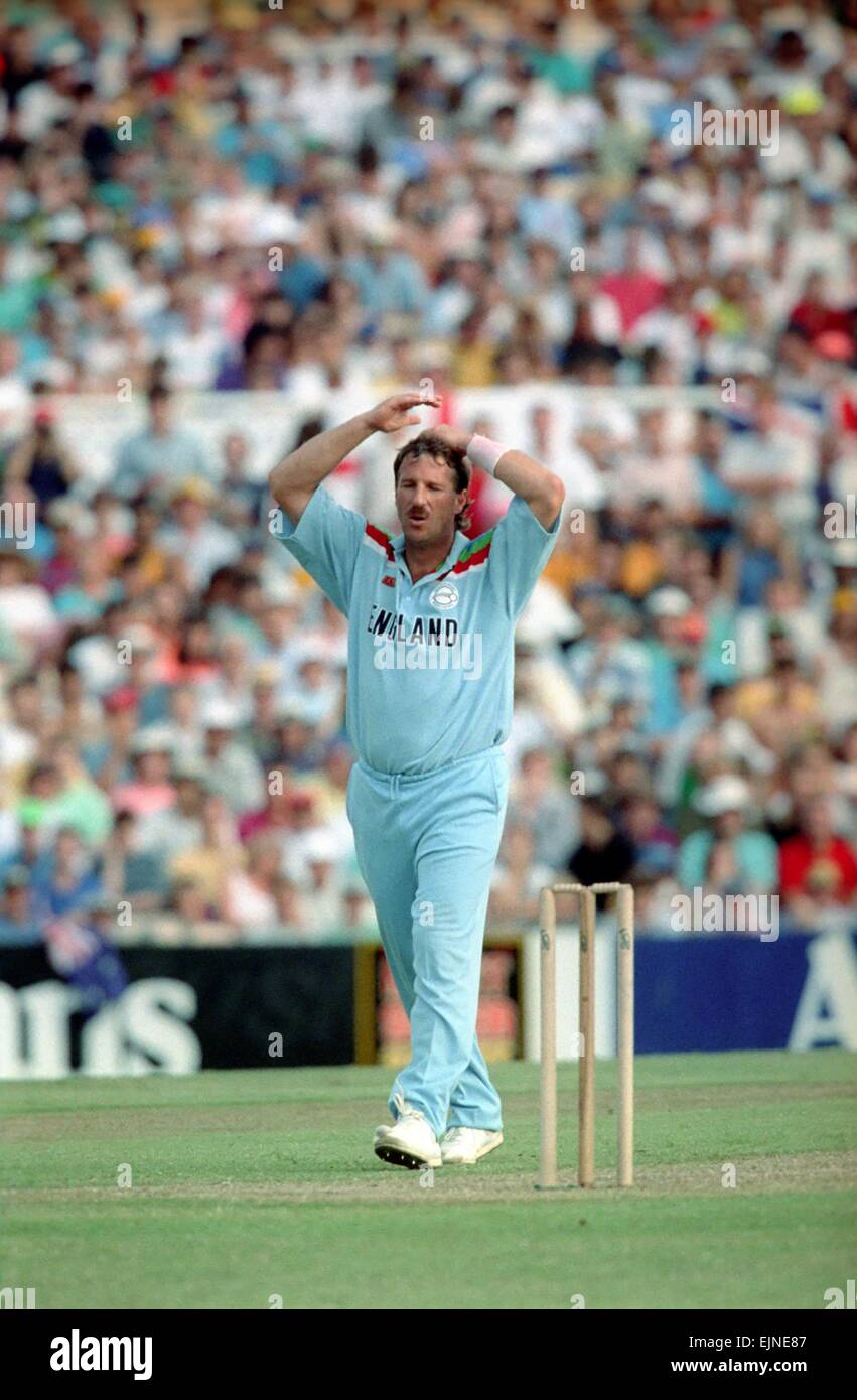 Cricket World Cup 1992 - Australie : L'Australie c. Angleterre à Sydney. L'Angleterre a gagné par 8 wickets. L'Australie 171 (49 plus) ; Angleterre 173-2 (40,5). I. Botham. Mars 1992 DM-1894-328 Banque D'Images