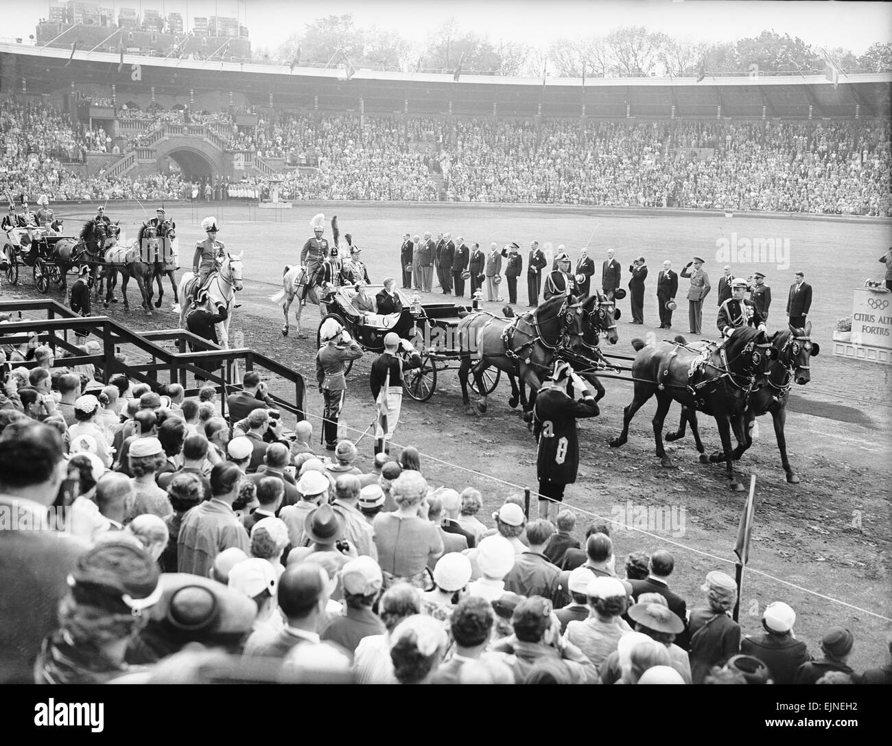 Le roi Gustaf VI de la Suède et de la reine Elizabeth II vu ici arrivant au Stade olympique de Stockholm, le jour de l'ouverture de l'Equestrian Jeux Olympiques. Pour la première fois, les compétitions ont eu lieu dans deux pays. Comme la loi de quarantaine équine était trop stricte pour permettre l'entrée de chevaux étrangers en Australie. 10 Juin 1956 Banque D'Images