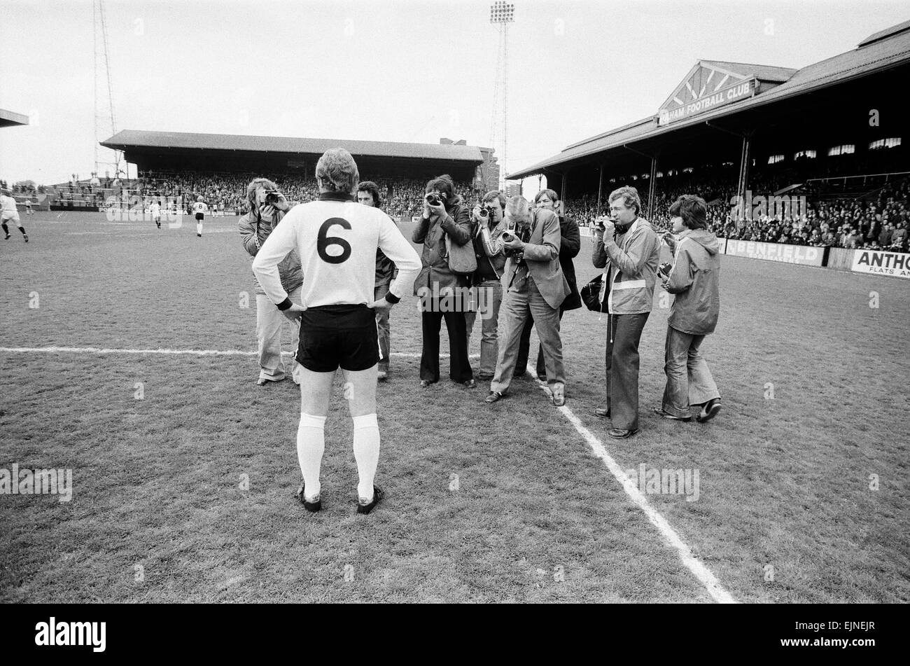 Fulham 6 c. Leyton Orient 1 ancienne Angleterre capitaine Bobby Moore's dernier match. Bobby le trophée de la Coupe du monde pour les fans avant le match. 7 mai 1977 Banque D'Images