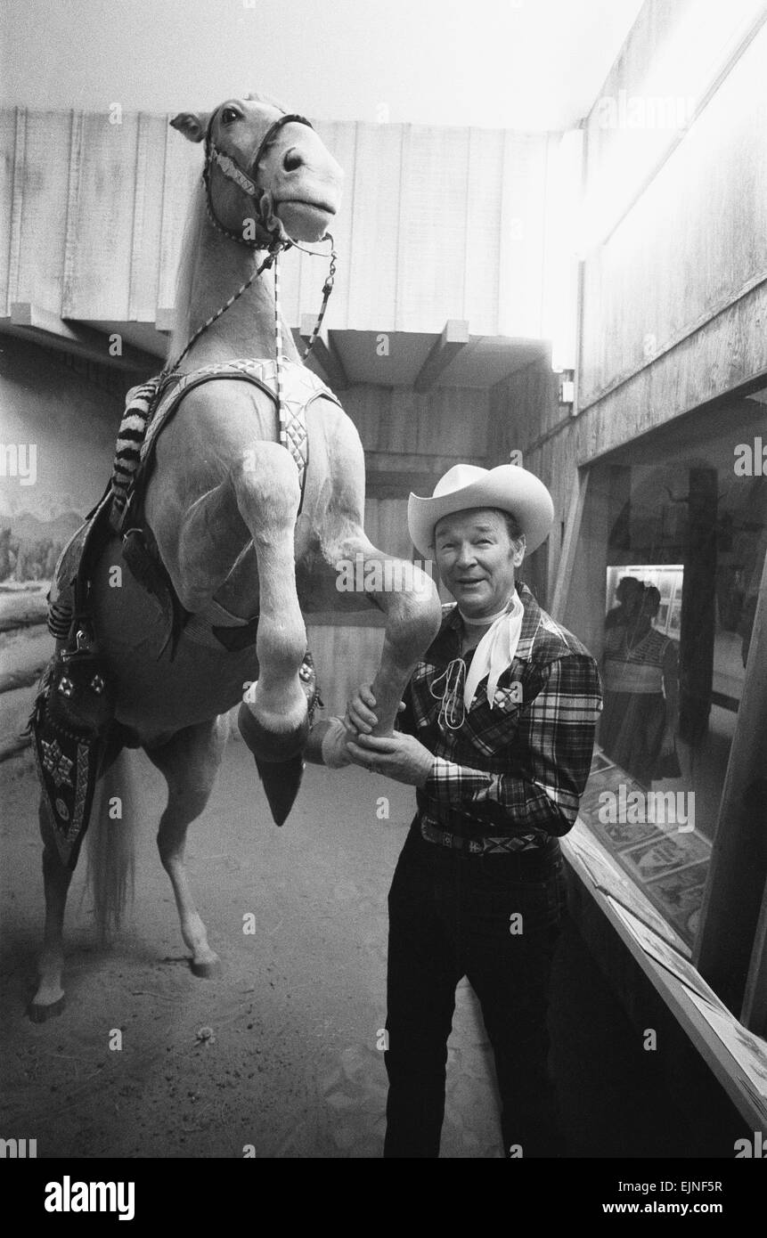 Roy Rogers acteur connu comme le cow-boy chantant qu'on voit ici avec son fidèle destrier trigger sur la Roy Rogers museum in Apple Valley en Californie. Déclencher meurt en 1968, Rogers lui a farci et le musée construit autour de son cheval d'or. Le musée contient des souvenirs du 188 films qu'il a fait. 27 août 1974 Banque D'Images