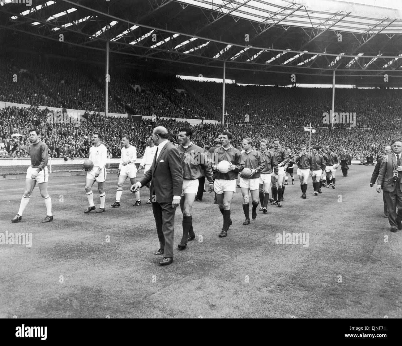 Manchester United et Leicester City à pied sur le terrain à Wembley au début de la finale de la FA Cup 1963 Banque D'Images