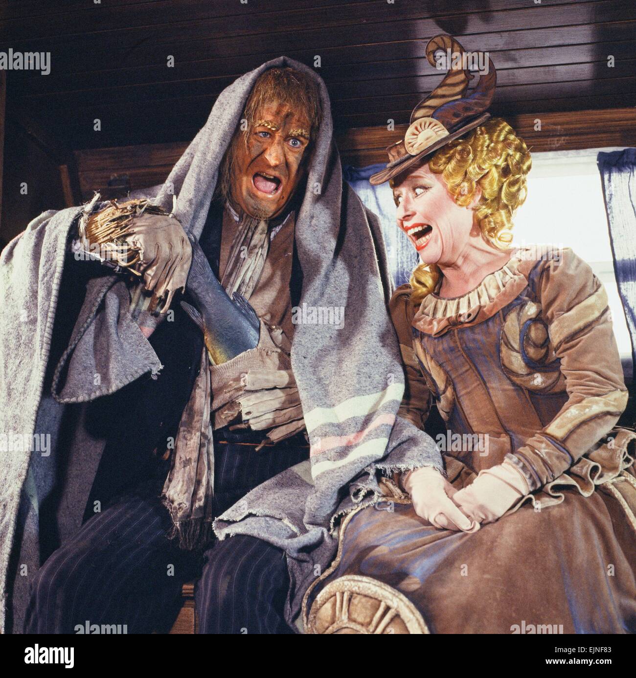 Jon Pertwee comme épouvantail Worzel Gummidge vu ici le tournage d'une scène de la série pour enfants de la télévision Sud 'Worzel Gummidge" avec l'actrice Barbara Windsor grivois comme Nancy, une figure de proue du navire. 21 octobre 1980 *** *** légende locale numérisée à partir d'enormes tenue à l'Telegraphwatscan - Coventry - 13/08/2010 Banque D'Images