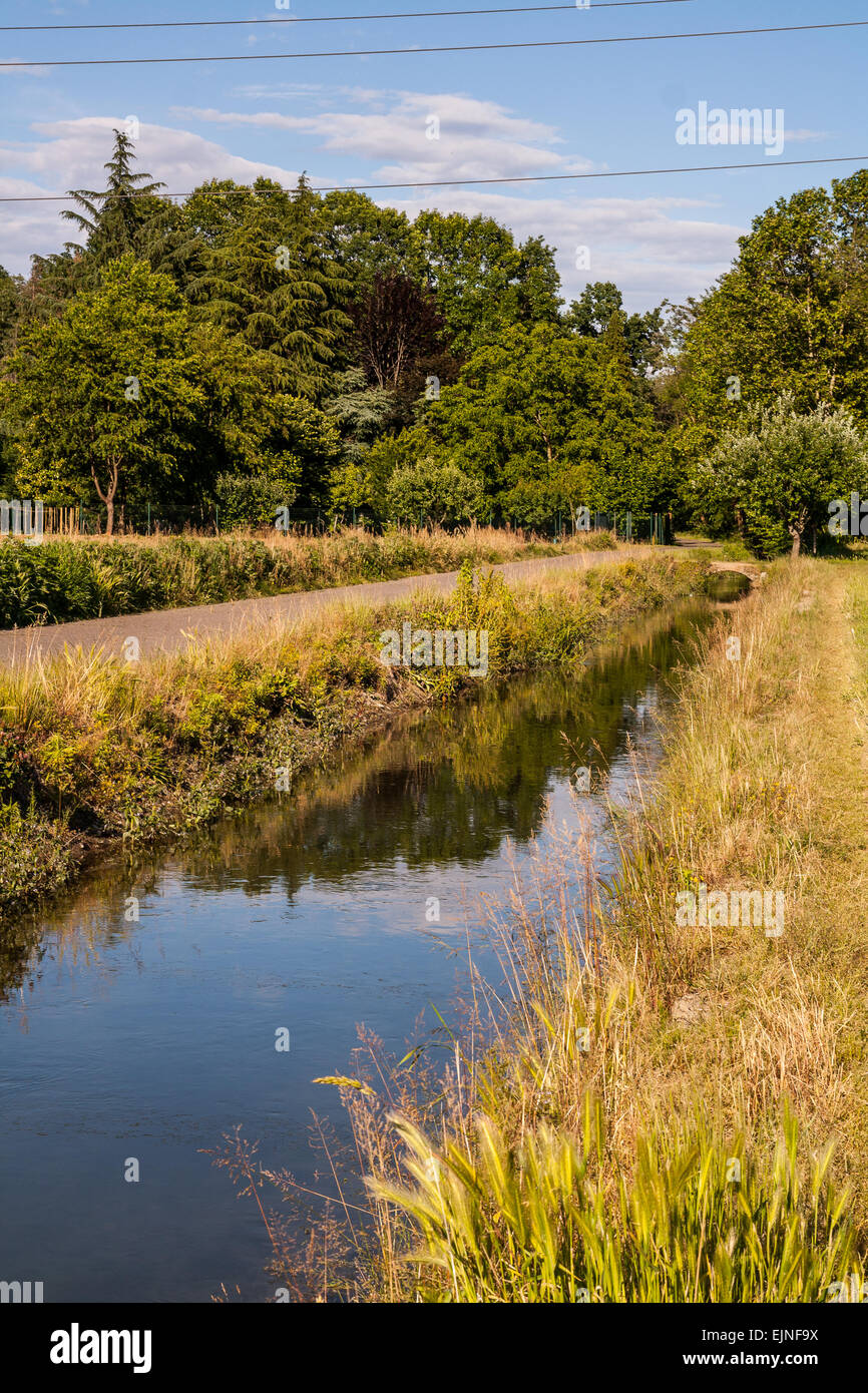 Canal d'irrigation, vallée du Po , Asti , Piémont , Italie Banque D'Images