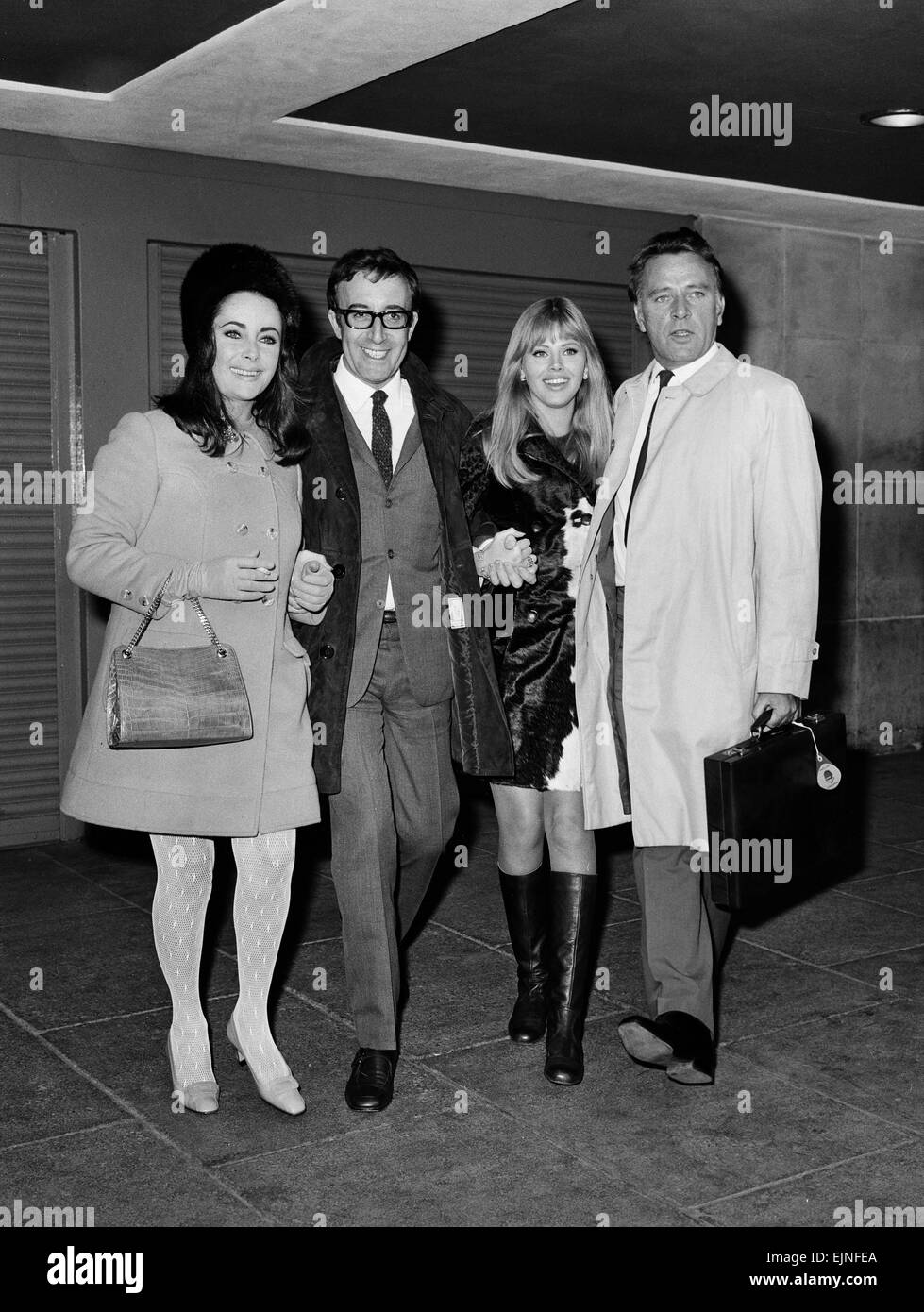 Elizabeth Taylor, Peter Sellers, Britt Ekland et Richard Burton arrivent à l'aéroport de Londres pour enregistrer une émission de télévision avec Harry Secombe dans Aberfam l'aide de la catastrophe minière. 19 novembre 1966. Banque D'Images