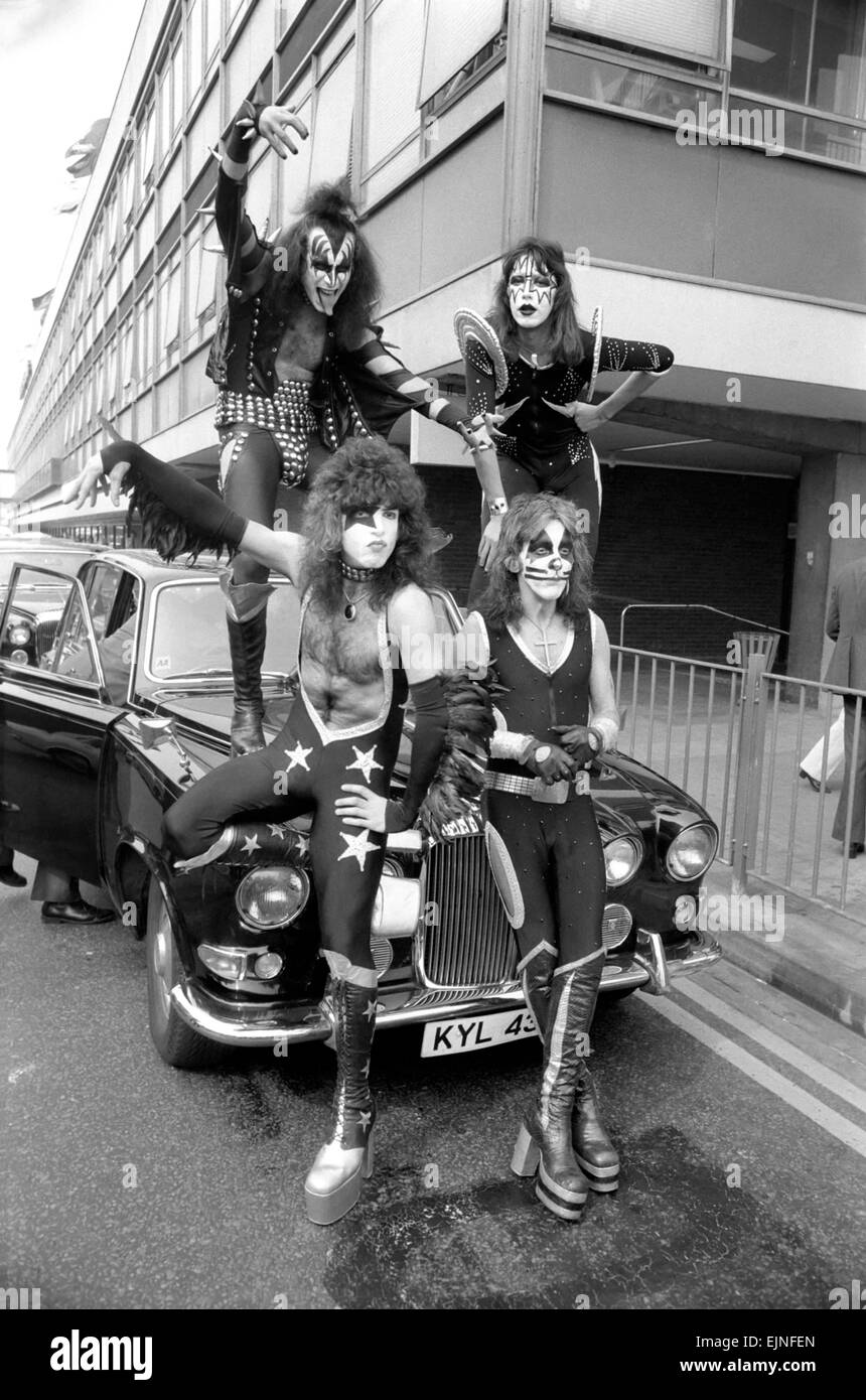 Kiss, le spectaculaire et colorée du groupe de rock américain, est arrivé en Grande-Bretagne aujourd'hui pour leurs débuts européens de spectacles. Le groupe va porter leurs crampons fortement costumes noir et argent avec des bottes sculptées ; ils apparaissent en noir, blanc et argent - tout comme les forces du mal incarné. Debout sur la photo d'une voiture à l'extérieur de l'aéroport de Heathrow sont membres du groupe de haut de gauche à droite : Gene Simmons et Ace Frehley. Bas : Paul Stanley et Peter Criss. 10 mai 1976. Banque D'Images