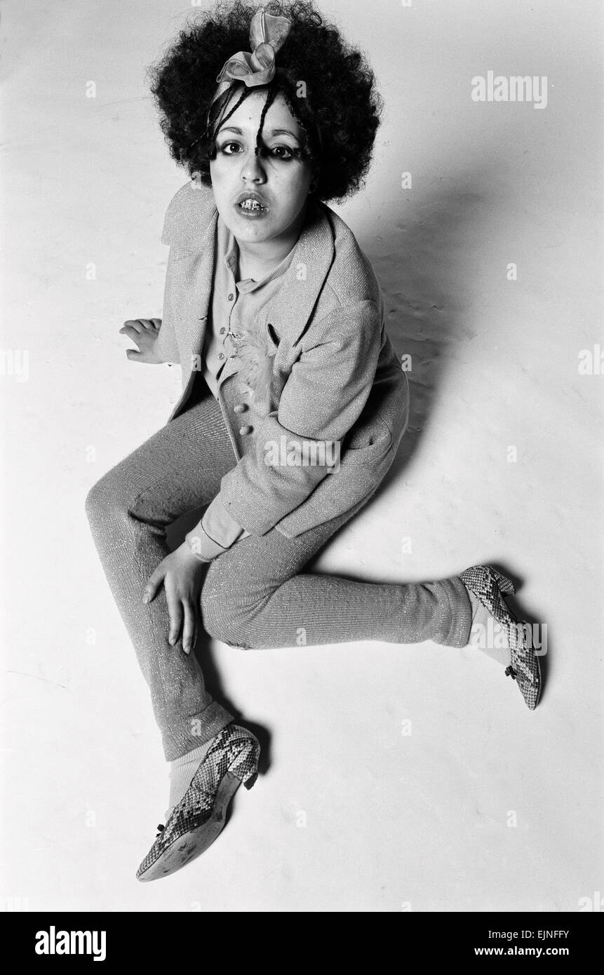 Marianne Joan Elliott-Said, plus communément connu sous le nom de Poly Styrene, chanteur avec le groupe punk pionnier X-Ray Spex. Au 18 décembre 1977. Banque D'Images