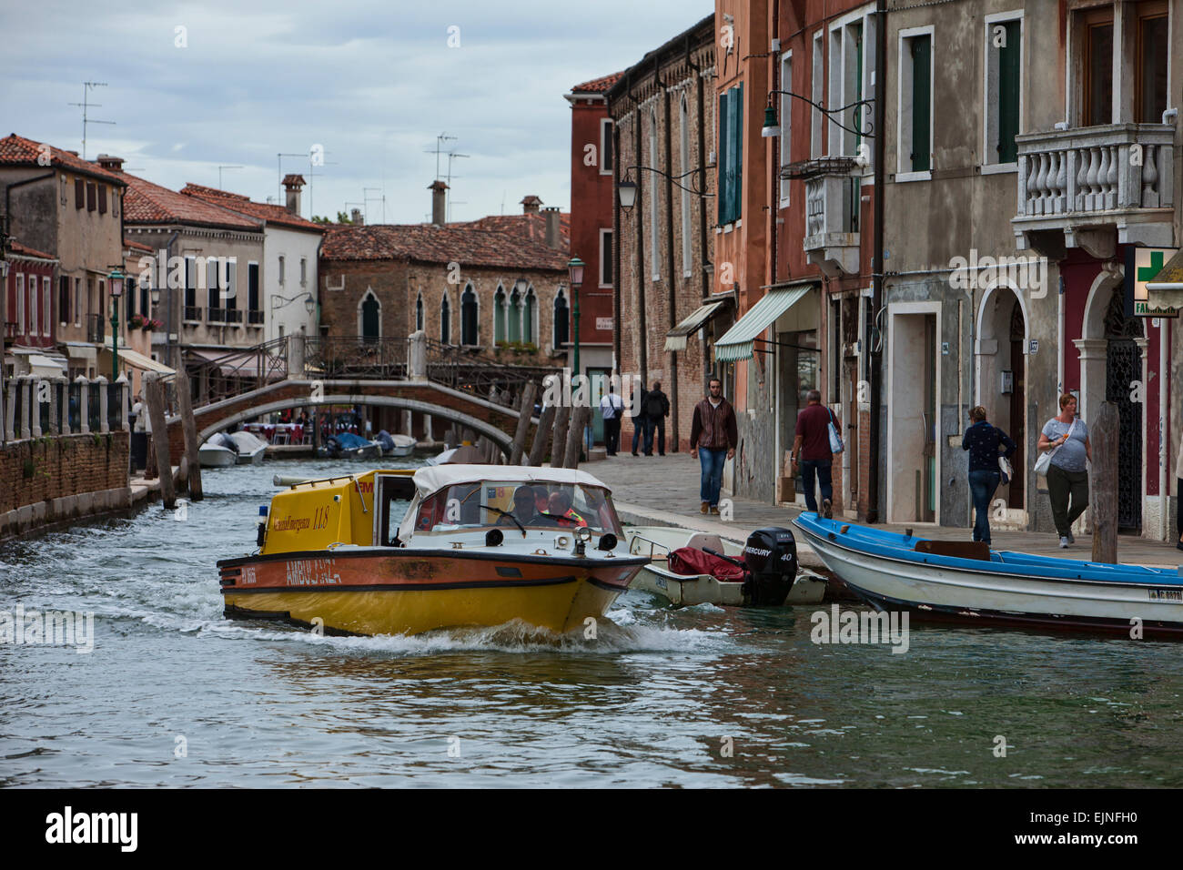 Murano, Italie Venise ambulance boat in canal Banque D'Images