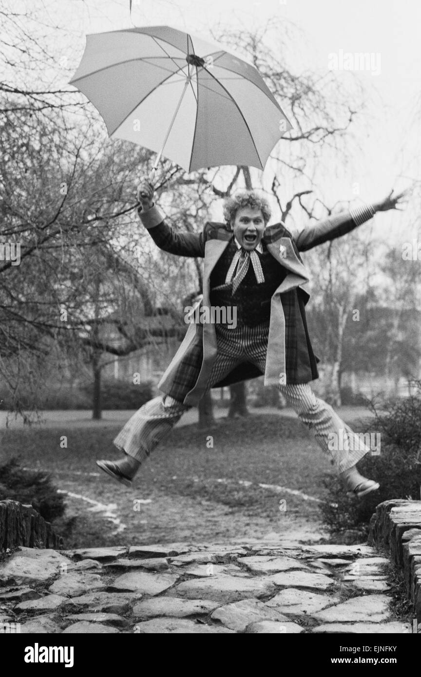 Acteur Colin Baker, récemment nommé comme le sixième Médecin qui dans le programme de science-fiction de la BBC, que l'on voit pour la première fois en costume lors d'un photocall au Centre de Télévision de White City. Il prendra la relève le rôle quand Peter Davison quitte la série en mars. 10 janvier 1984. Banque D'Images