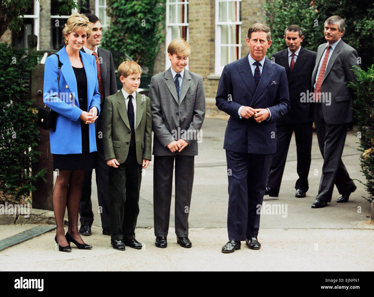 Prince William (troisième à gauche) pose à un photocall avec sa mère Diana, princesse de Galles, son frère le prince Harry et son père le prince Charles avant sa première journée à l'Eton College École publique. 6e septembre 1995. Banque D'Images