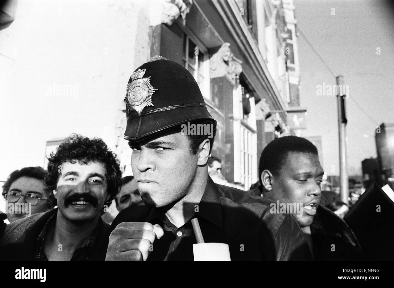 Muhammad Ali vu ici une visite au Royaume-Uni constitue le port d'un casque policemans. 16 Décembre 1980 Banque D'Images