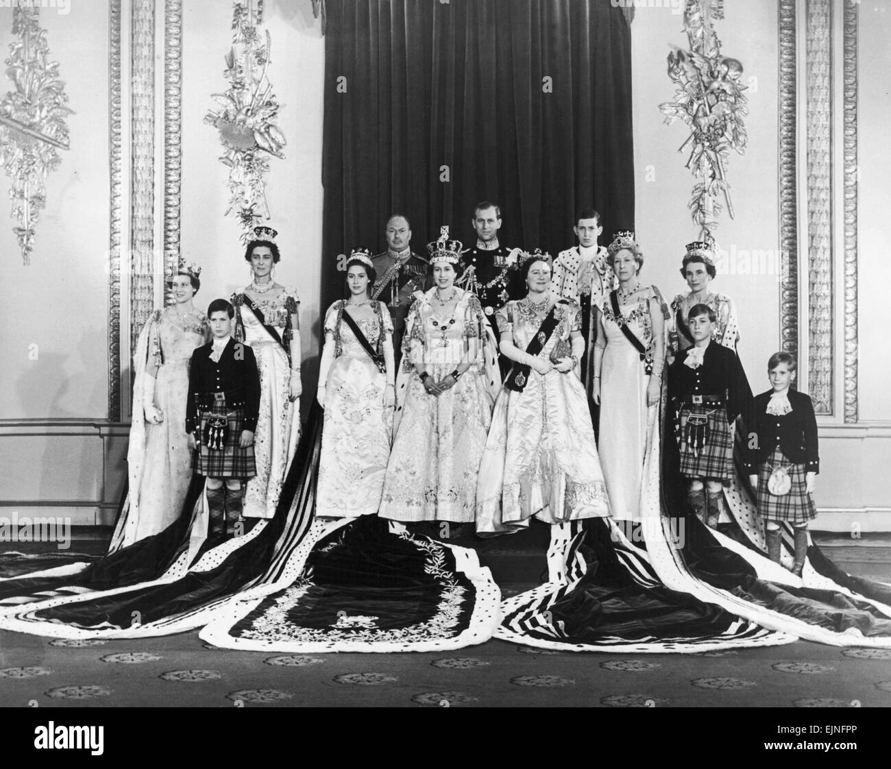 Couronnement de la reine Elizabeth II. La Famille royale dans leurs robes après le couronnement. Rangée arrière : le duc de Gloucester, le duc d'Édimbourg et le duc de Kent. Rangée avant : la princesse Alexandra, Prince Michael de Kent, la Princesse Anne, Princesse Marina, la princesse Margaret, la Reine, la Reine Mère, princesse royale, duchesse de Gloucester avec le prince William et le Prince Richard de Gloucester. 2 juin 1953. Banque D'Images