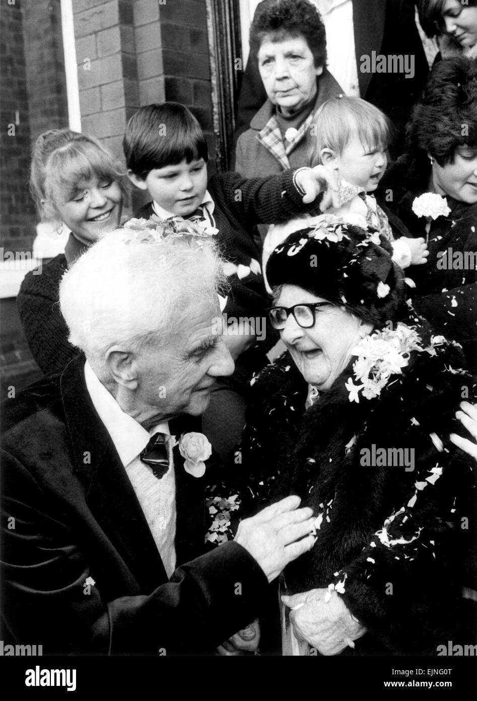Quatre-vingt-dix neuf ans, Jane Murphy et 89 ans George Brearley le faire à Salford, neuf mois après la réunion à la Cour Unwin old folks home. 25 novembre 1983. Banque D'Images
