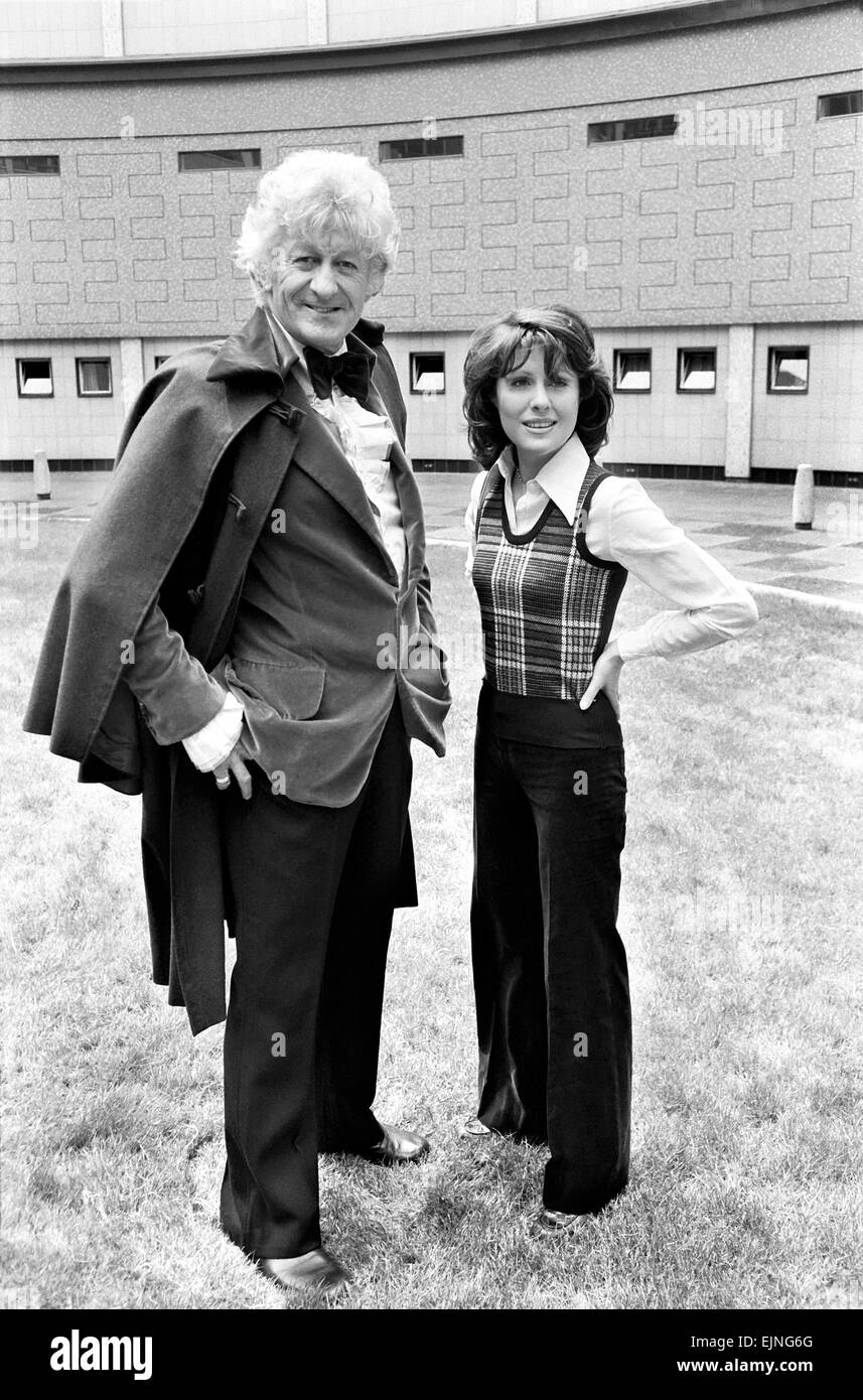 Elisabeth Sladen avec Jon Pertwee debout dans la cour du centre de télévision de la BBC après qu'il a été annoncé qu'elle jouera à Sarah Jane Smith, un jeune journaliste sur un magazine féminin qui devient l'assistant du médecin dans la nouvelle série Doctor Who. 26 juin 1973. Banque D'Images