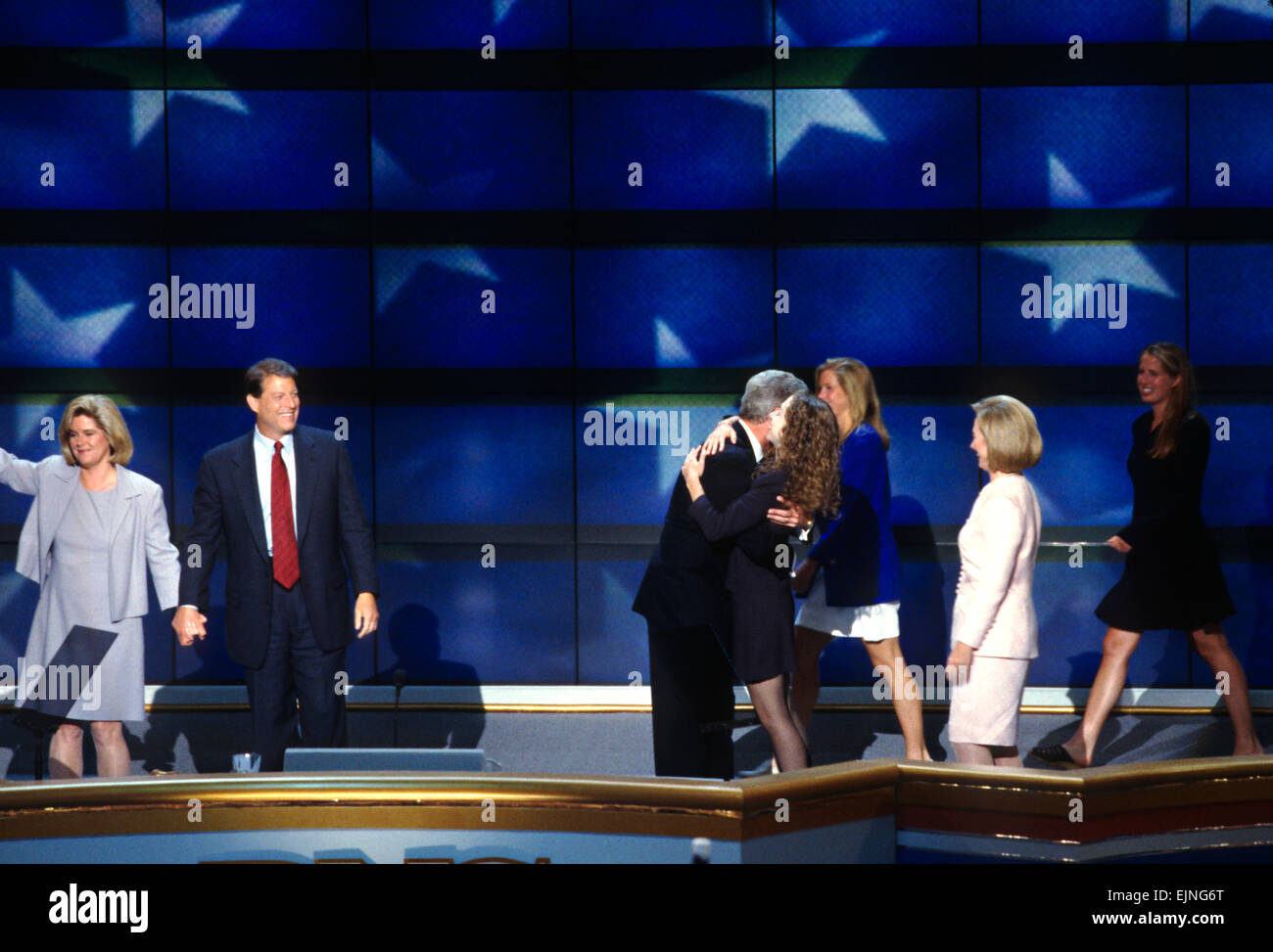 Le président américain Bill Clinton hugs fille Chelsea en tant que première dame Hillary Rodham Clinton montres et le Vice-président Al Gore avec sa femme Tipper Gore comme courbe de confettis tombe après avoir accepté la nomination pour le parti démocrate lors de la Convention nationale démocrate de 1996, 29 août 1996 à Chicago, IL. Banque D'Images