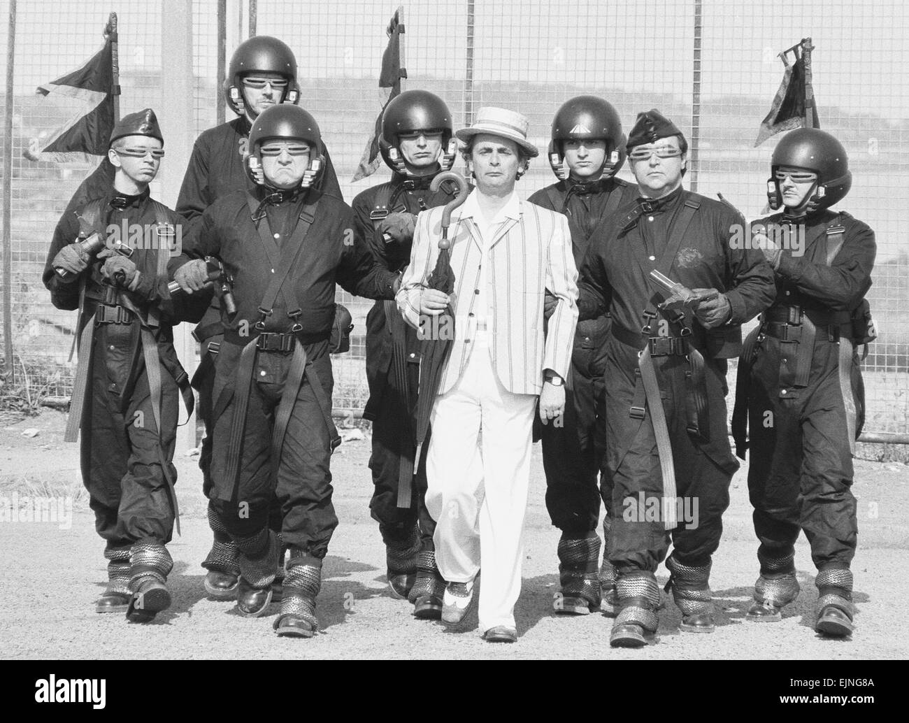Sylvester McCoy comme médecin qui voit ici le tournage au Majestic Holiday Camp sur Barry Island, South Glamorgan, Pays de Galles pour la série de télévision Dr qui 'Delta et les Bannermen" 29 juin 1987 Banque D'Images