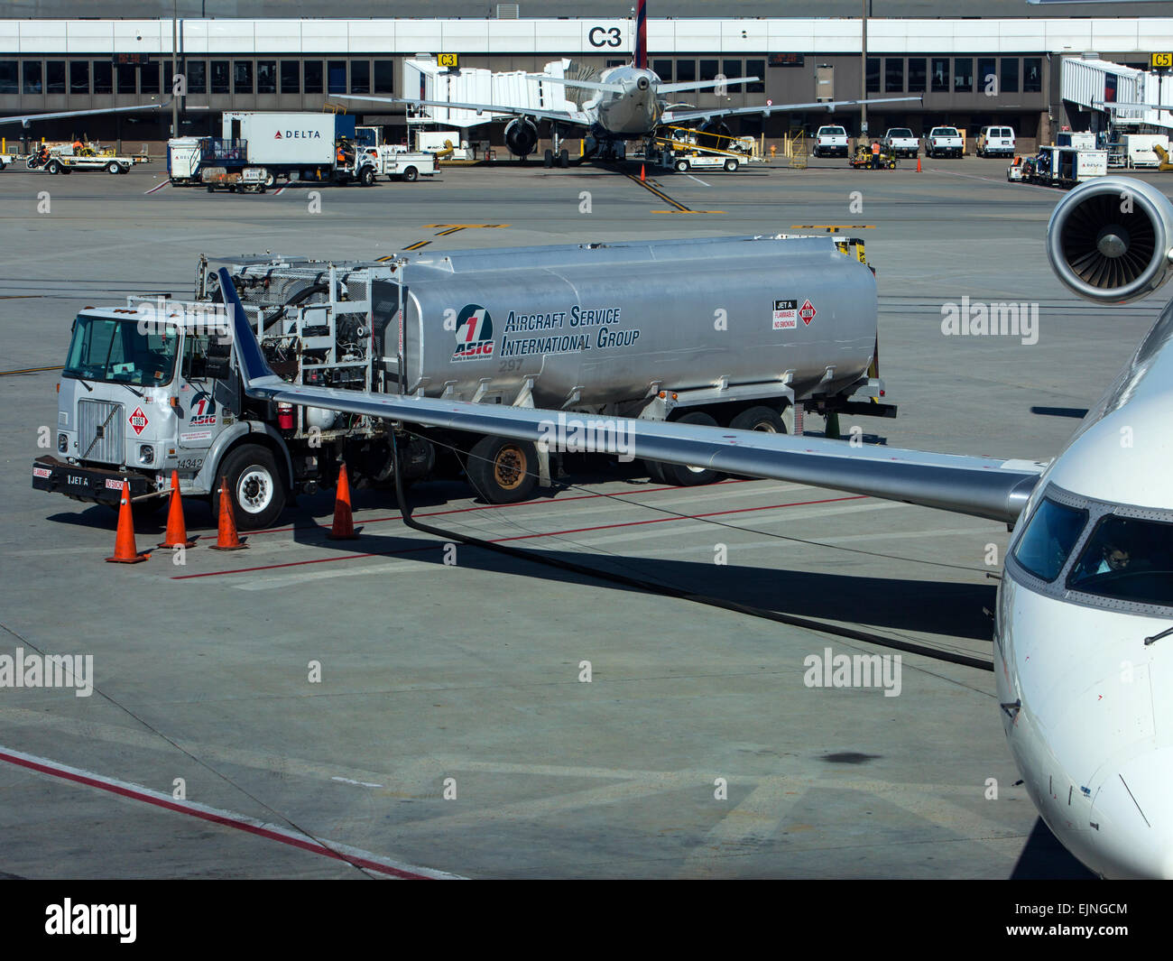 Salt Lake City, Utah le plein de l'aéroport avion camion Banque D'Images